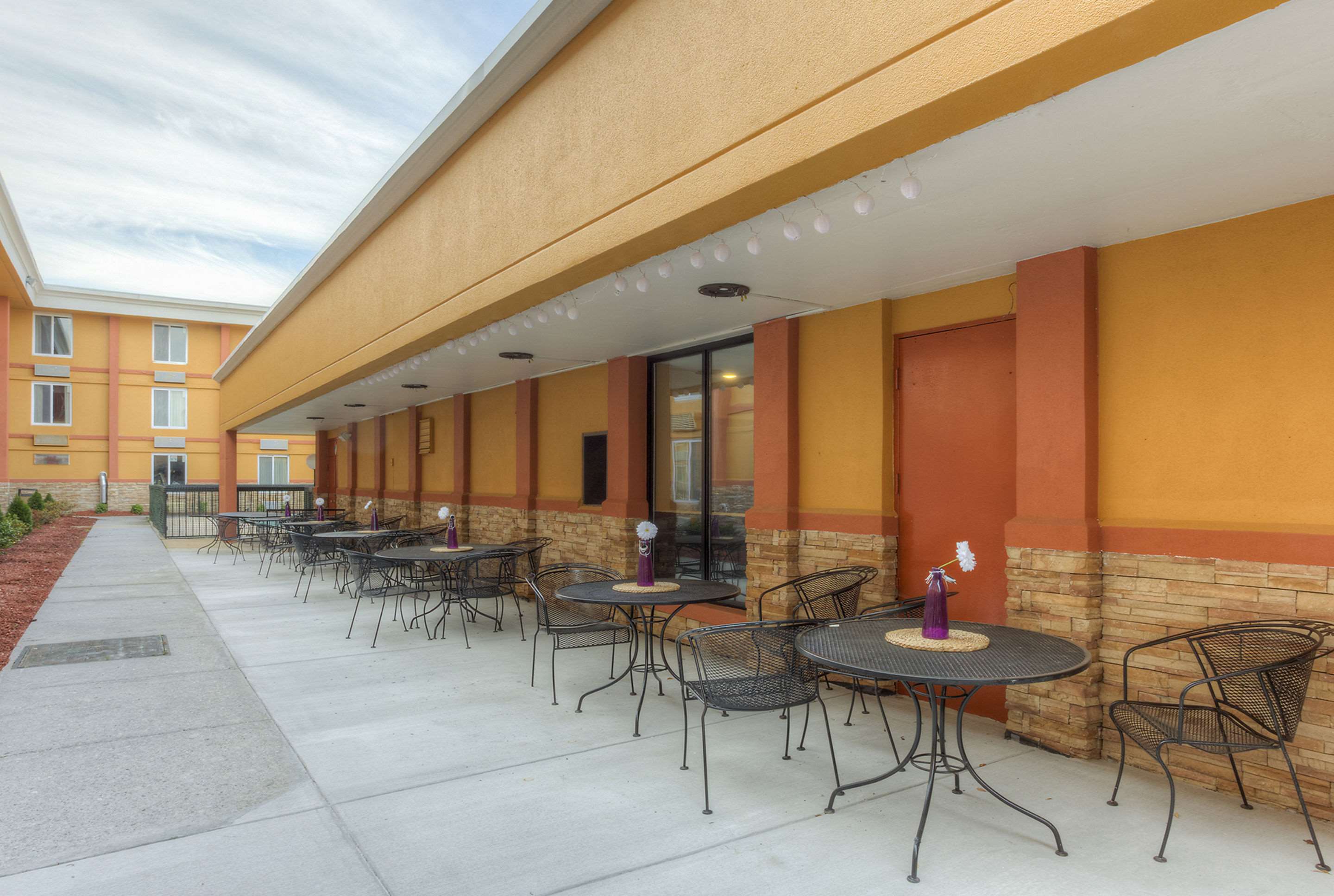 Breakfast patio | Quality Inn & Suites Chattanooga