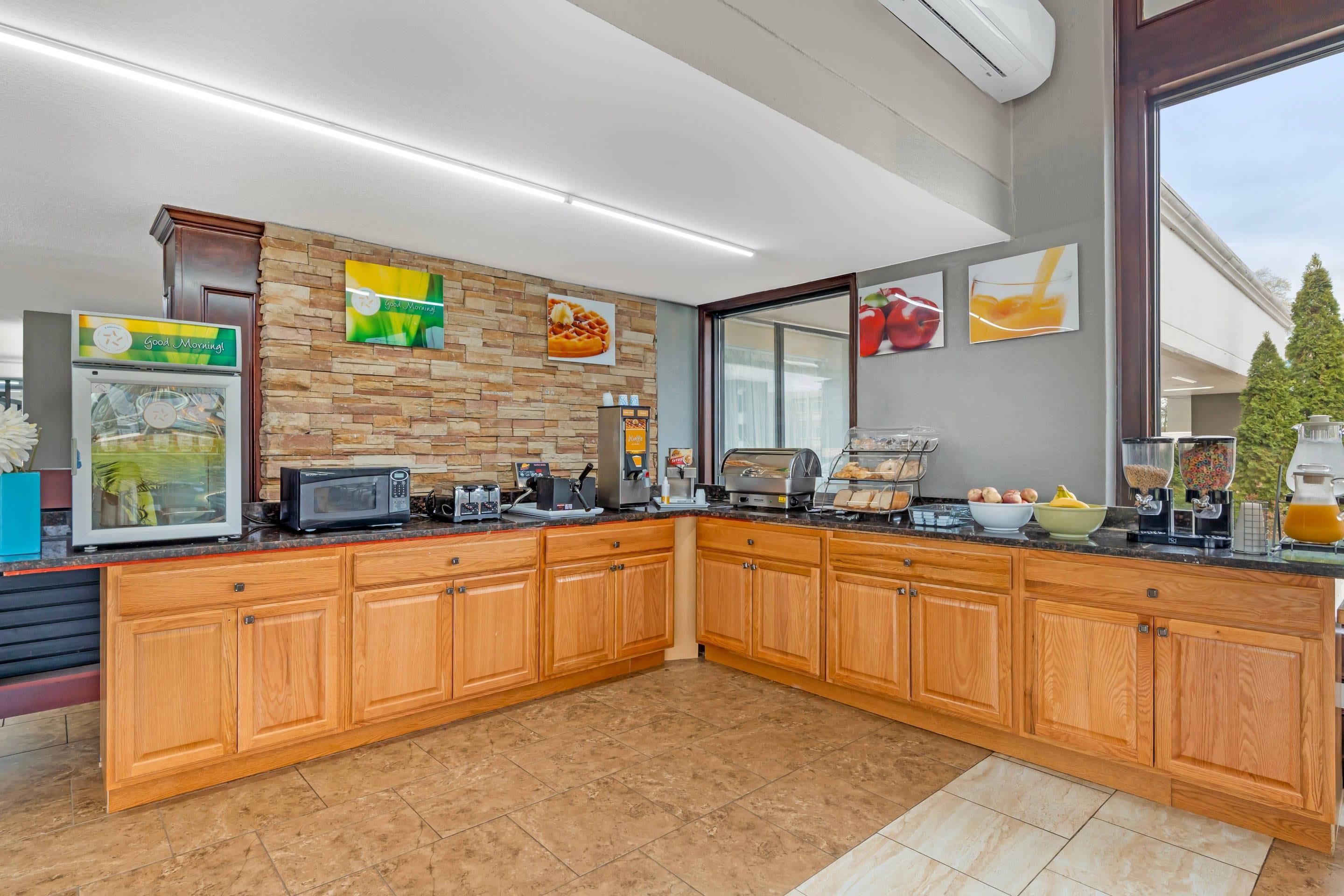 Breakfast area | Quality Inn & Suites Chattanooga