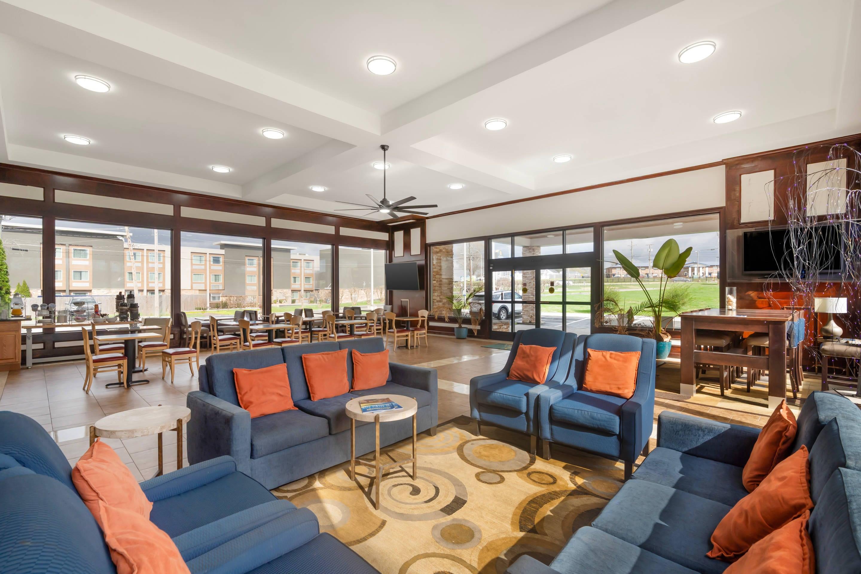 Lobby with sitting area | Quality Inn & Suites Chattanooga