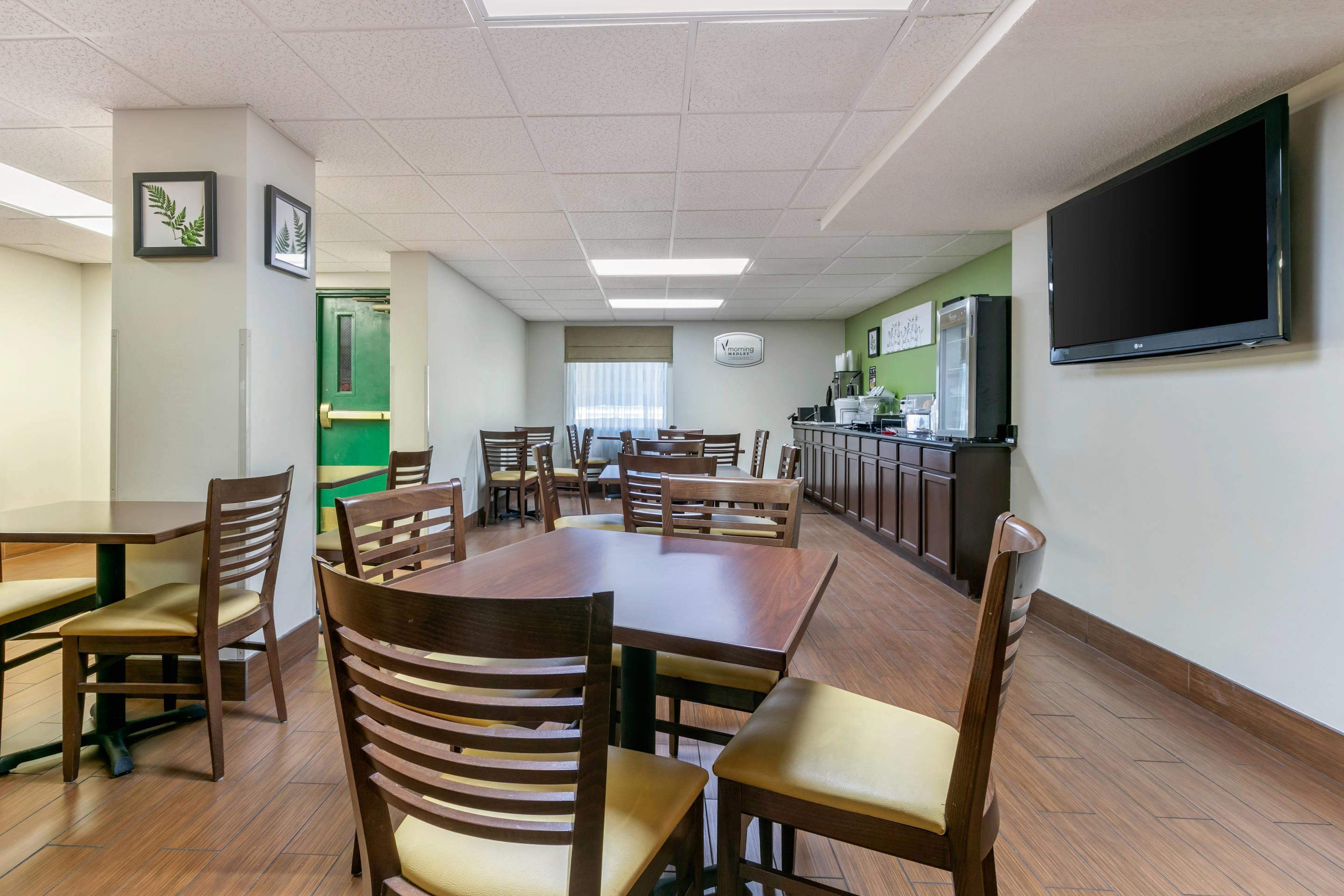 Breakfast counter | Sleep Inn & Suites near Sports World Blvd