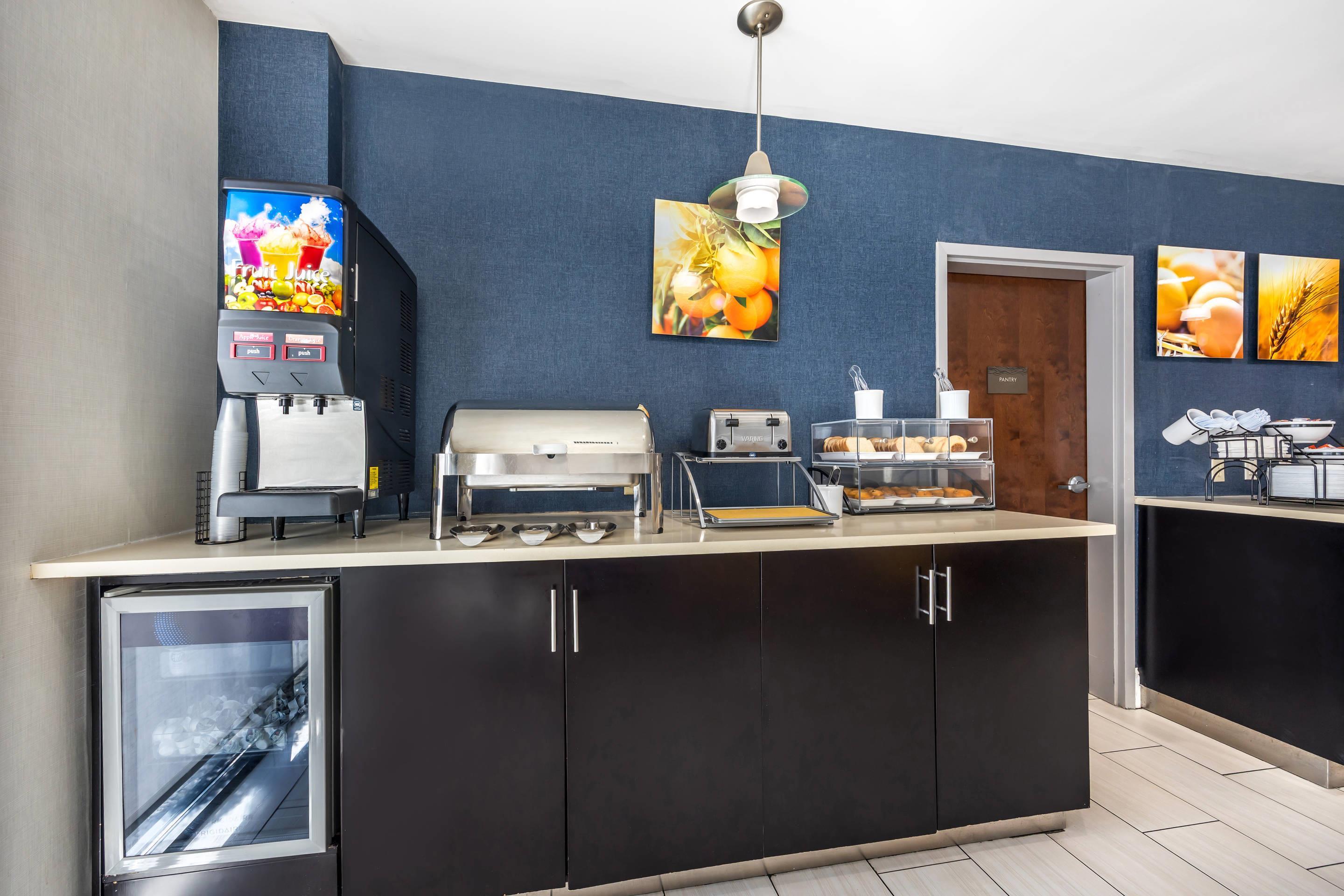 Breakfast area | Comfort Inn & Suites Lookout Mountain