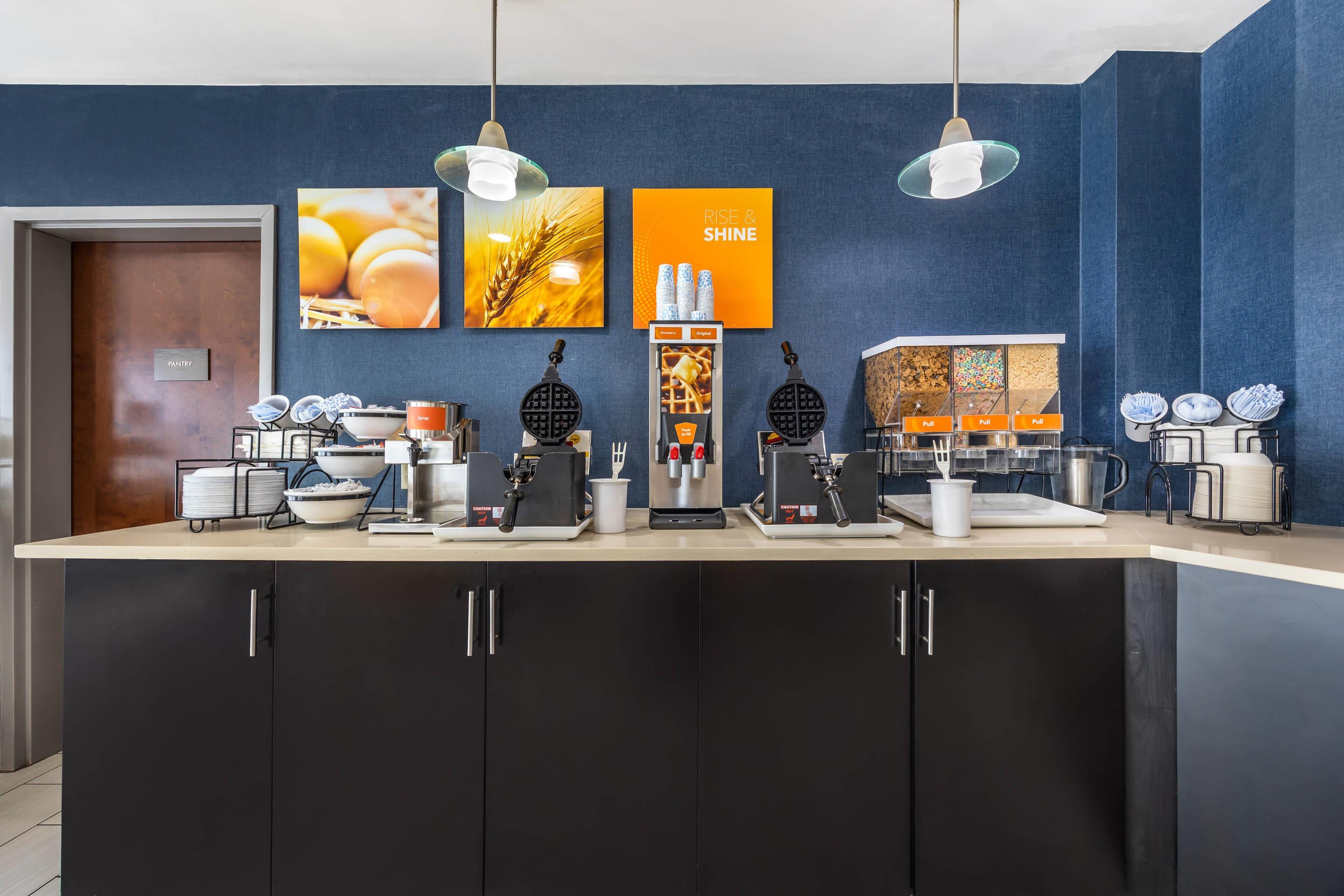 Breakfast area | Comfort Inn & Suites Lookout Mountain
