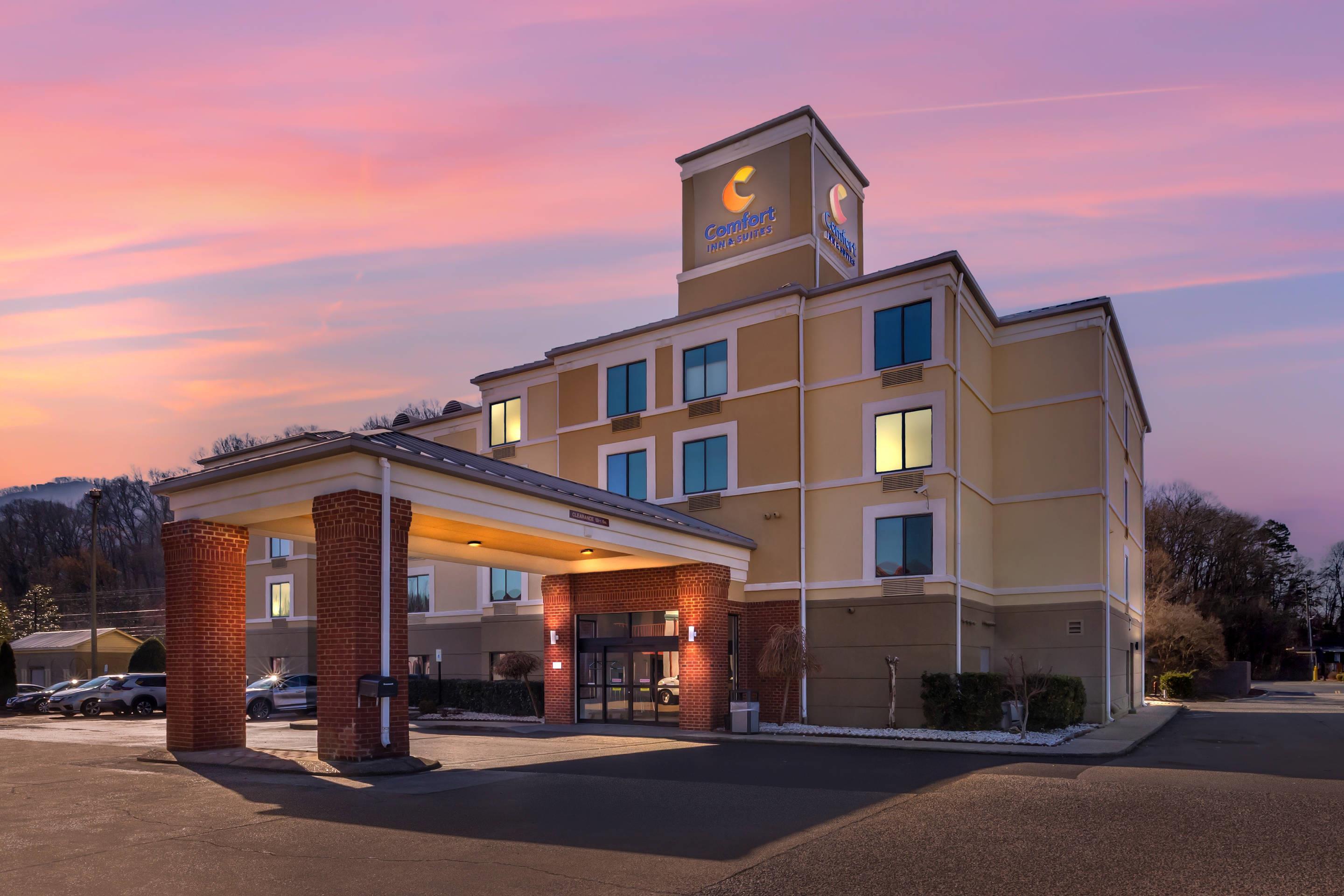 Hotel Entrance | Comfort Inn & Suites Lookout Mountain
