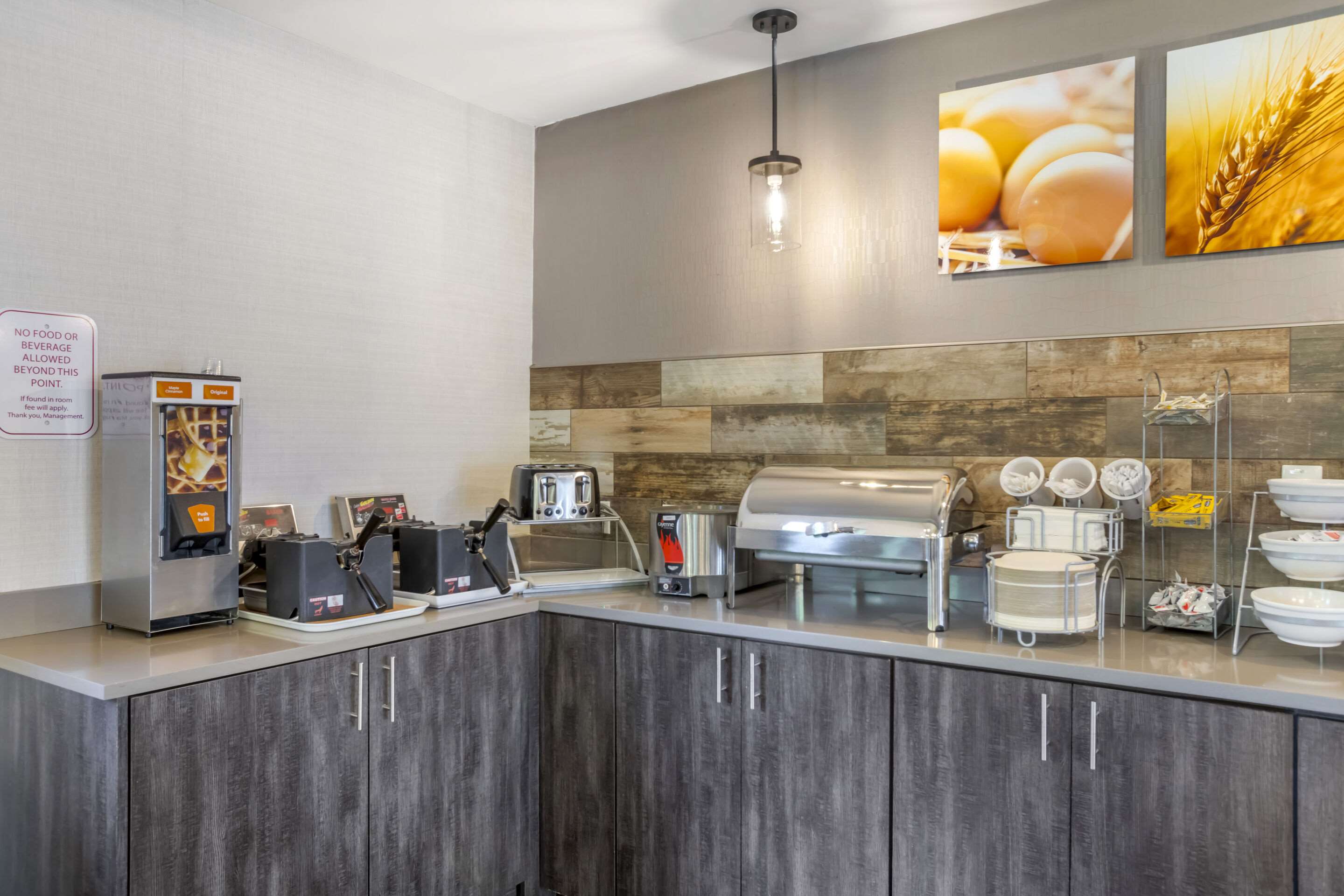 Breakfast area | Comfort Suites Airport