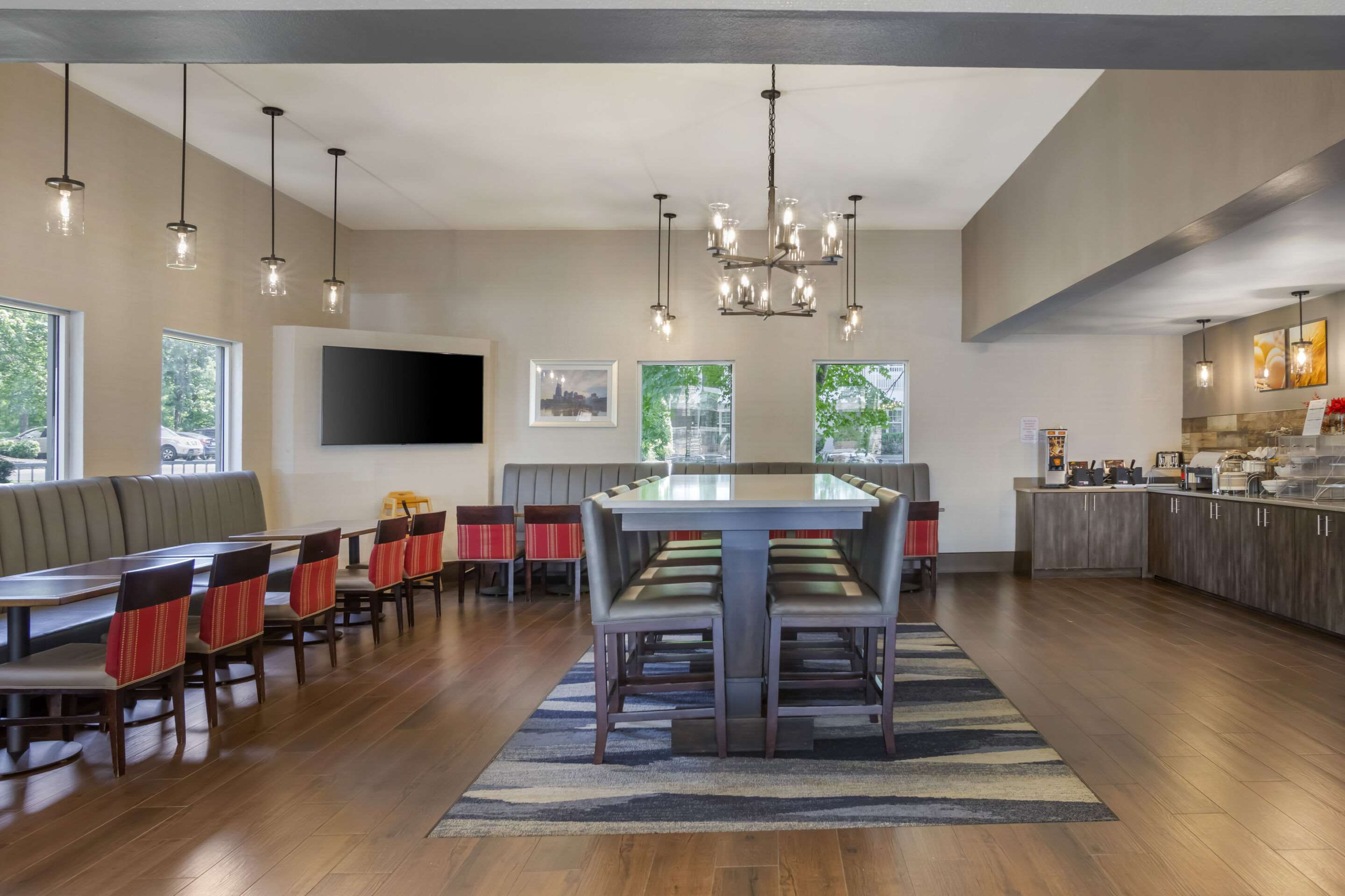 Breakfast area | Comfort Suites Airport