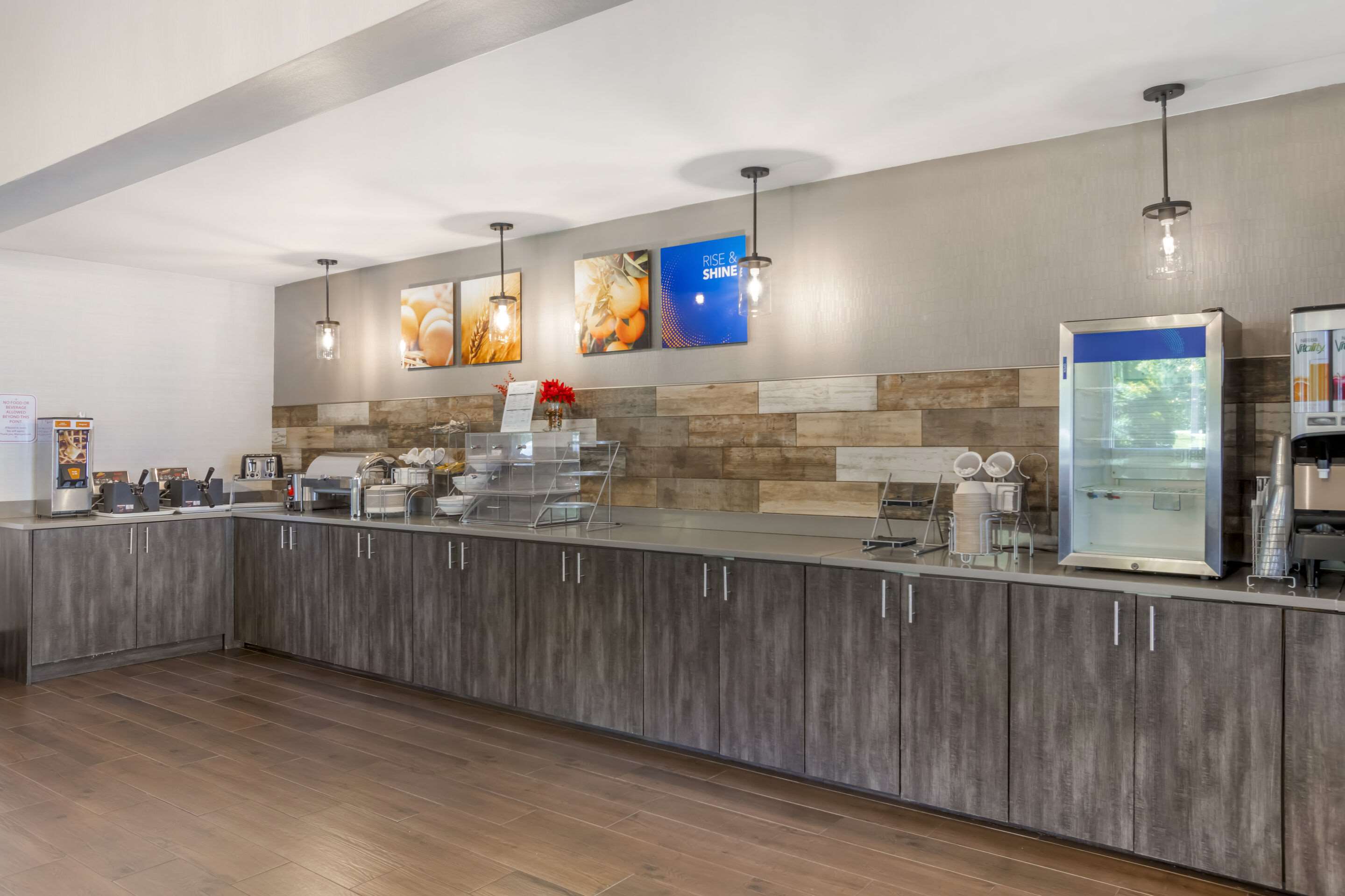 Breakfast area | Comfort Suites Airport