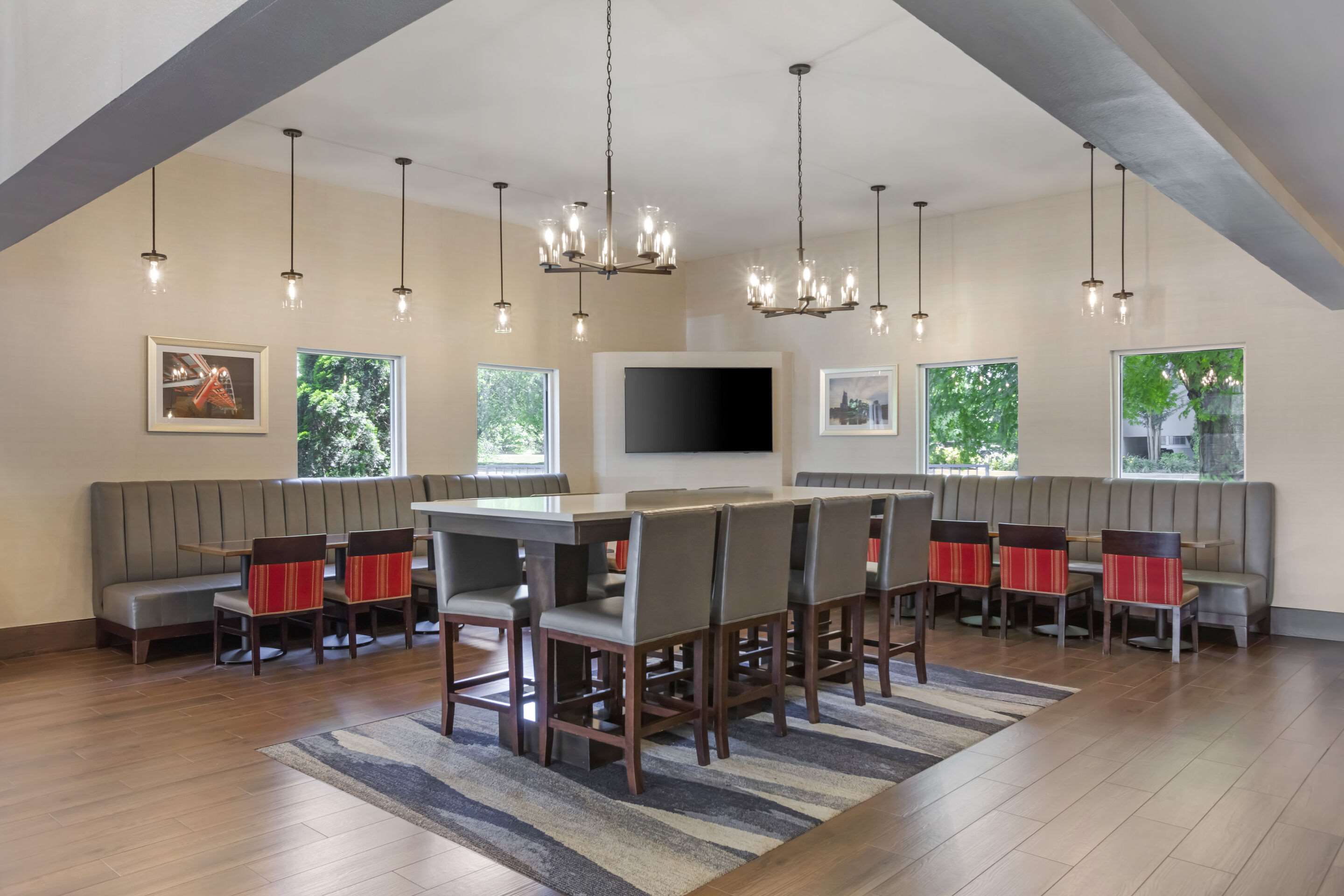 Breakfast area | Comfort Suites Airport