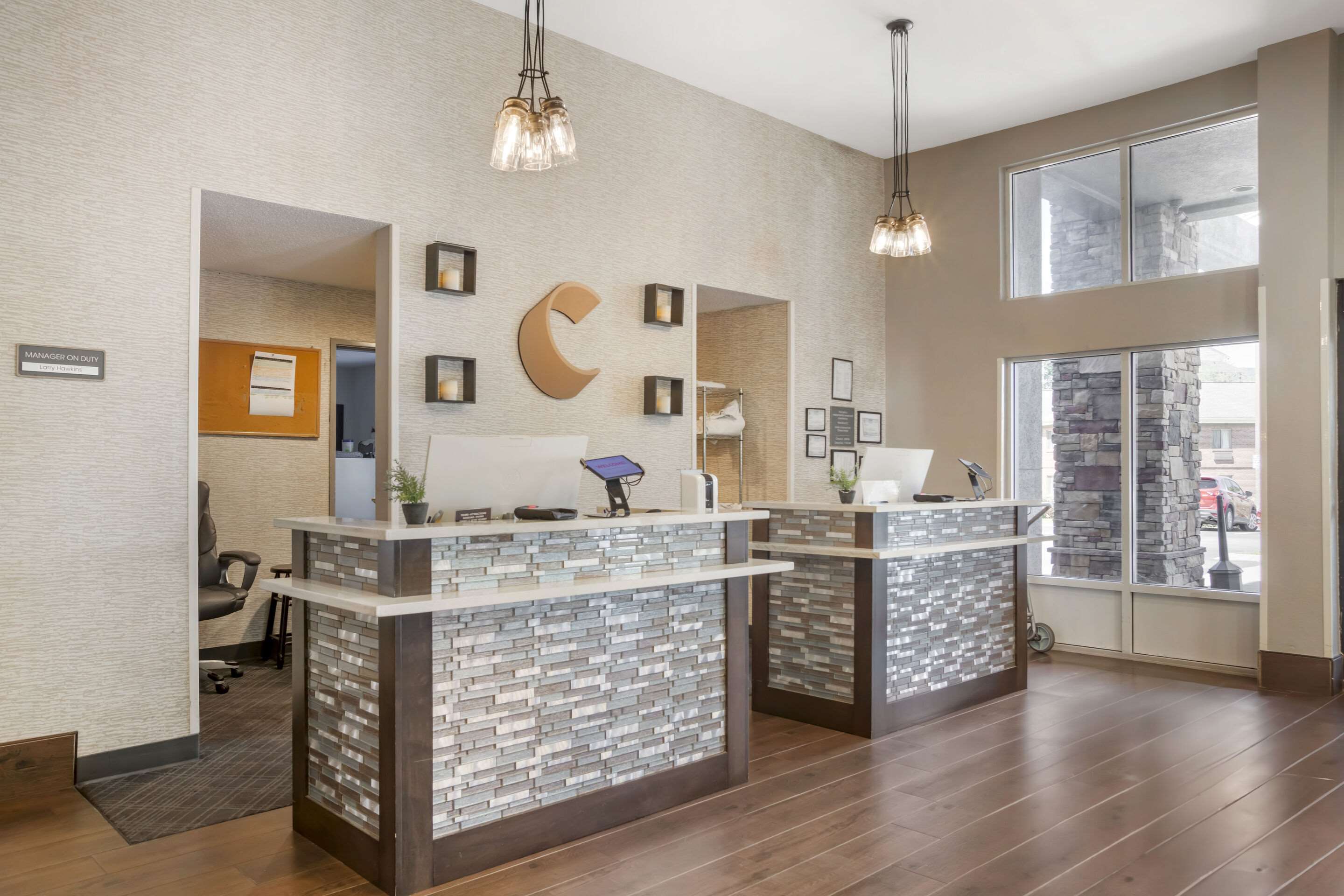 Front desk | Comfort Suites Airport