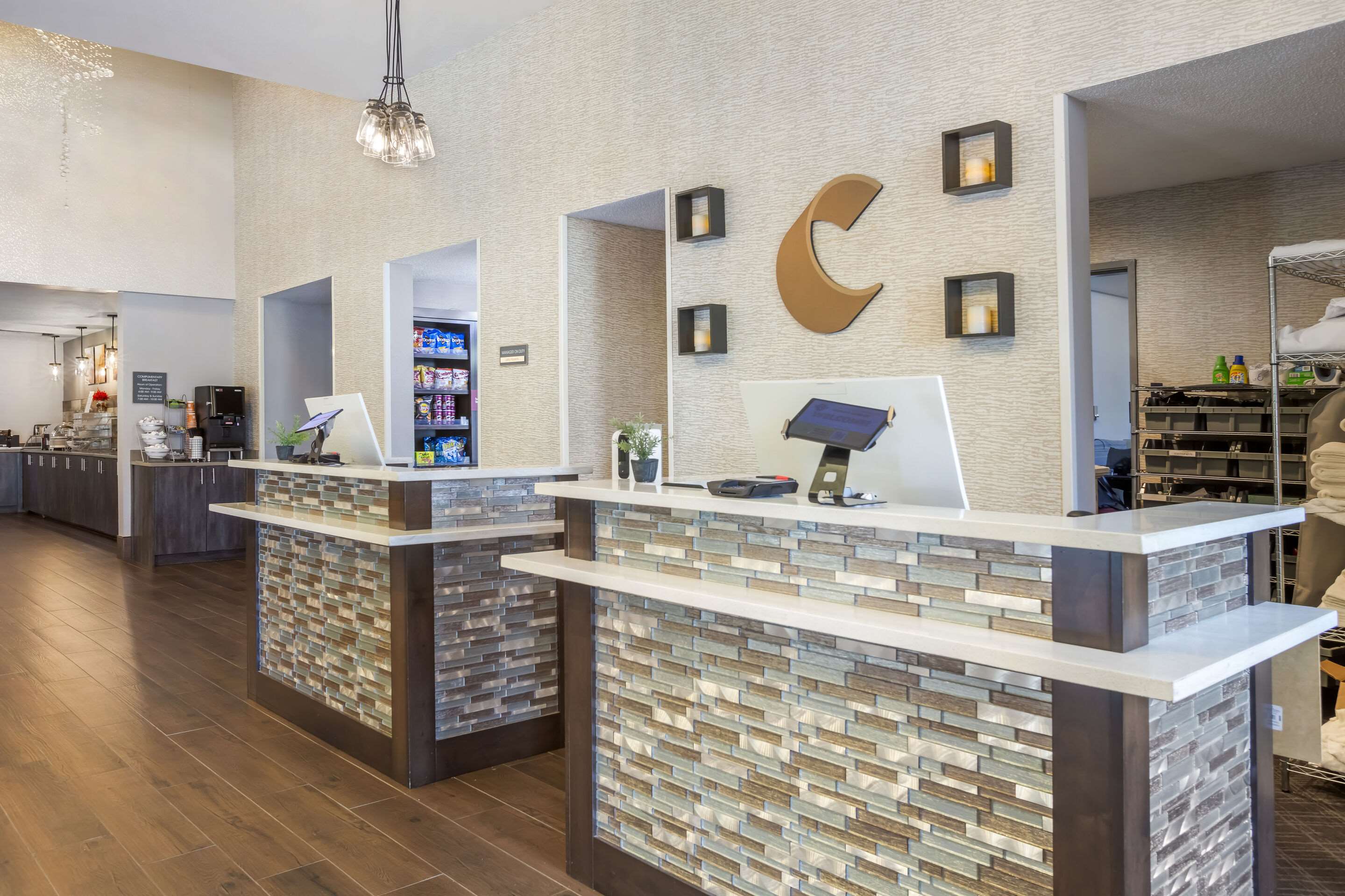 Front desk | Comfort Suites Airport