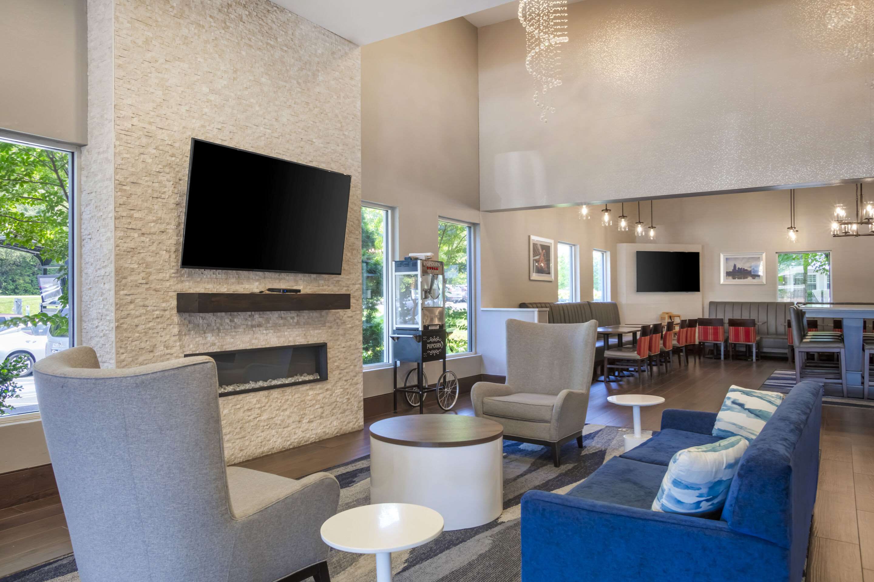 Lobby with sitting area | Comfort Suites Airport