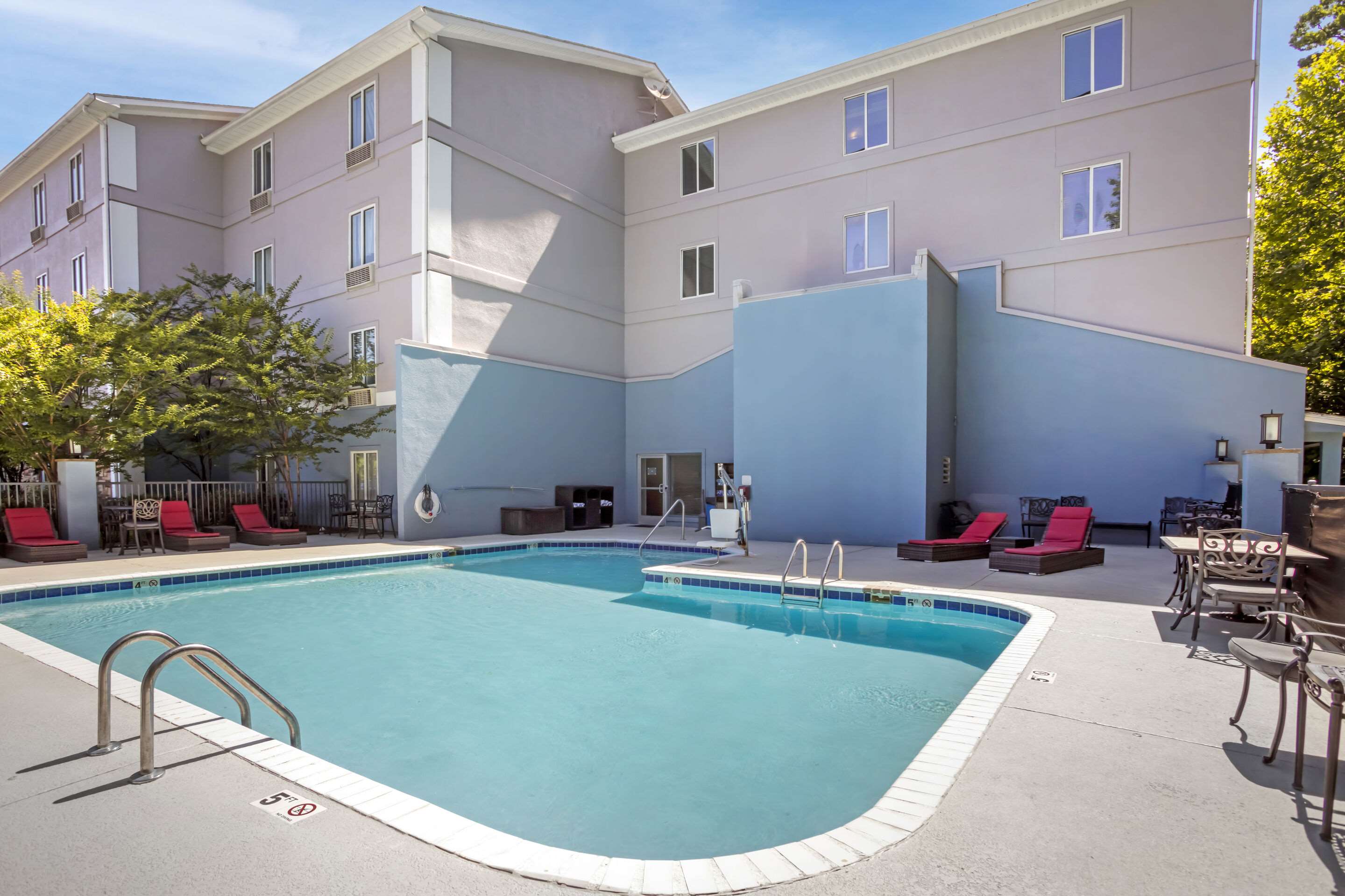 Outdoor pool | Comfort Suites Airport