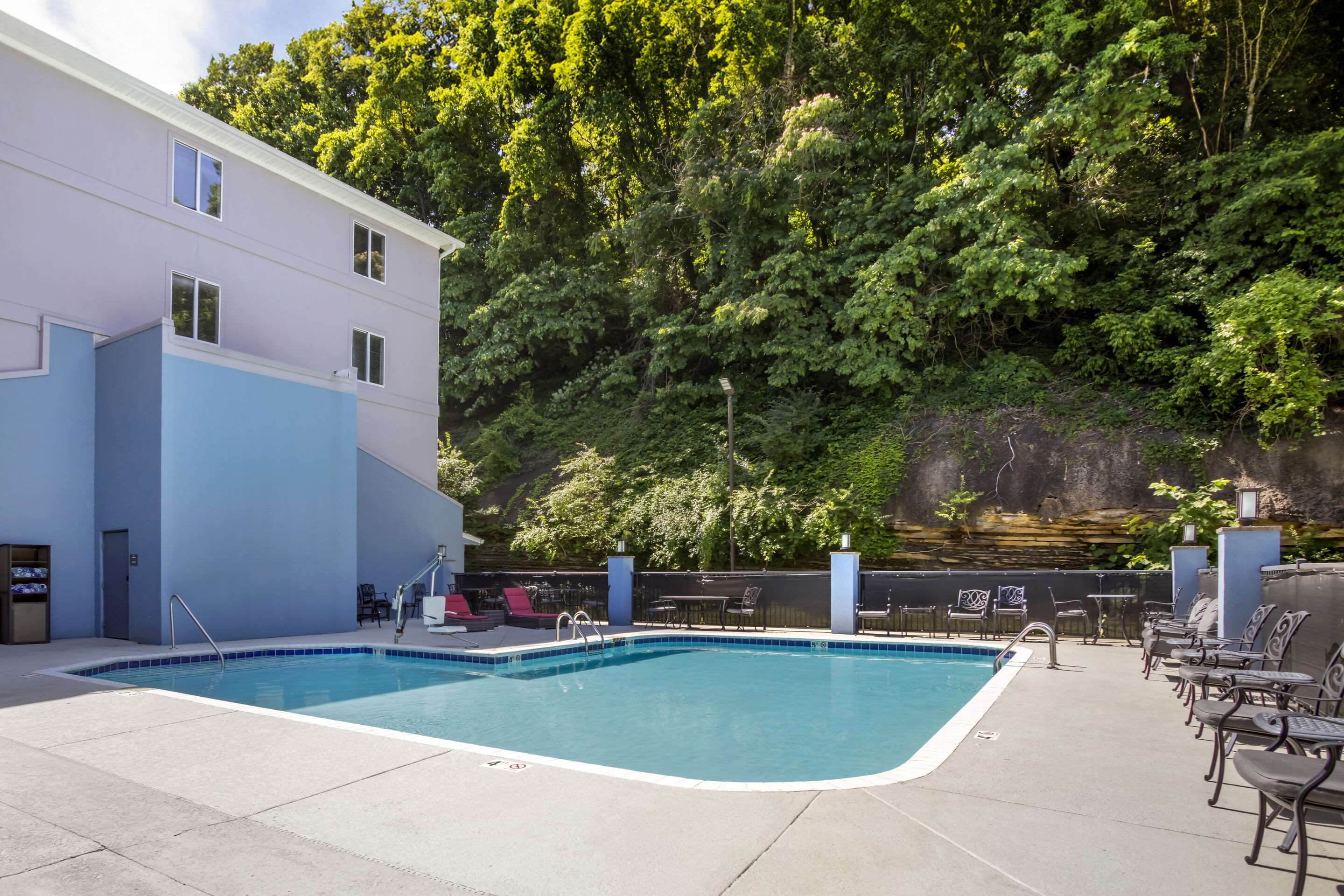 Outdoor pool | Comfort Suites Airport