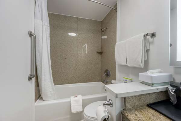  - Comfort Inn Vanderbilt Downtown Nashville - I-40 & I-65, Exit 209