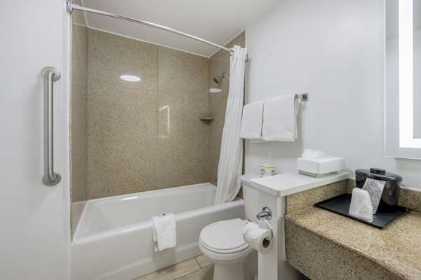 - Comfort Inn Vanderbilt Downtown Nashville - I-40 & I-65, Exit 209