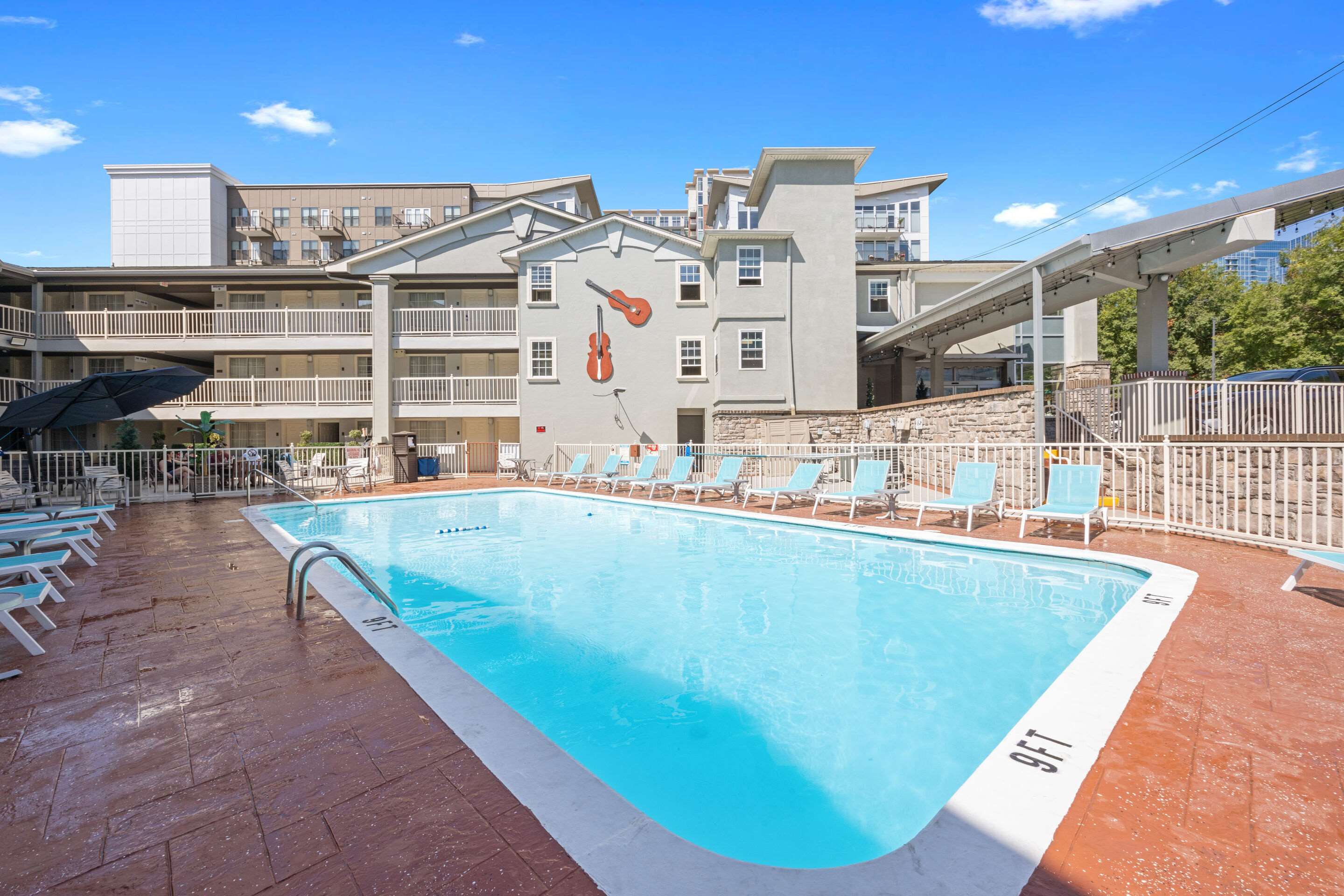 Outdoor pool | Comfort Inn Downtown Nashville/Vanderbilt