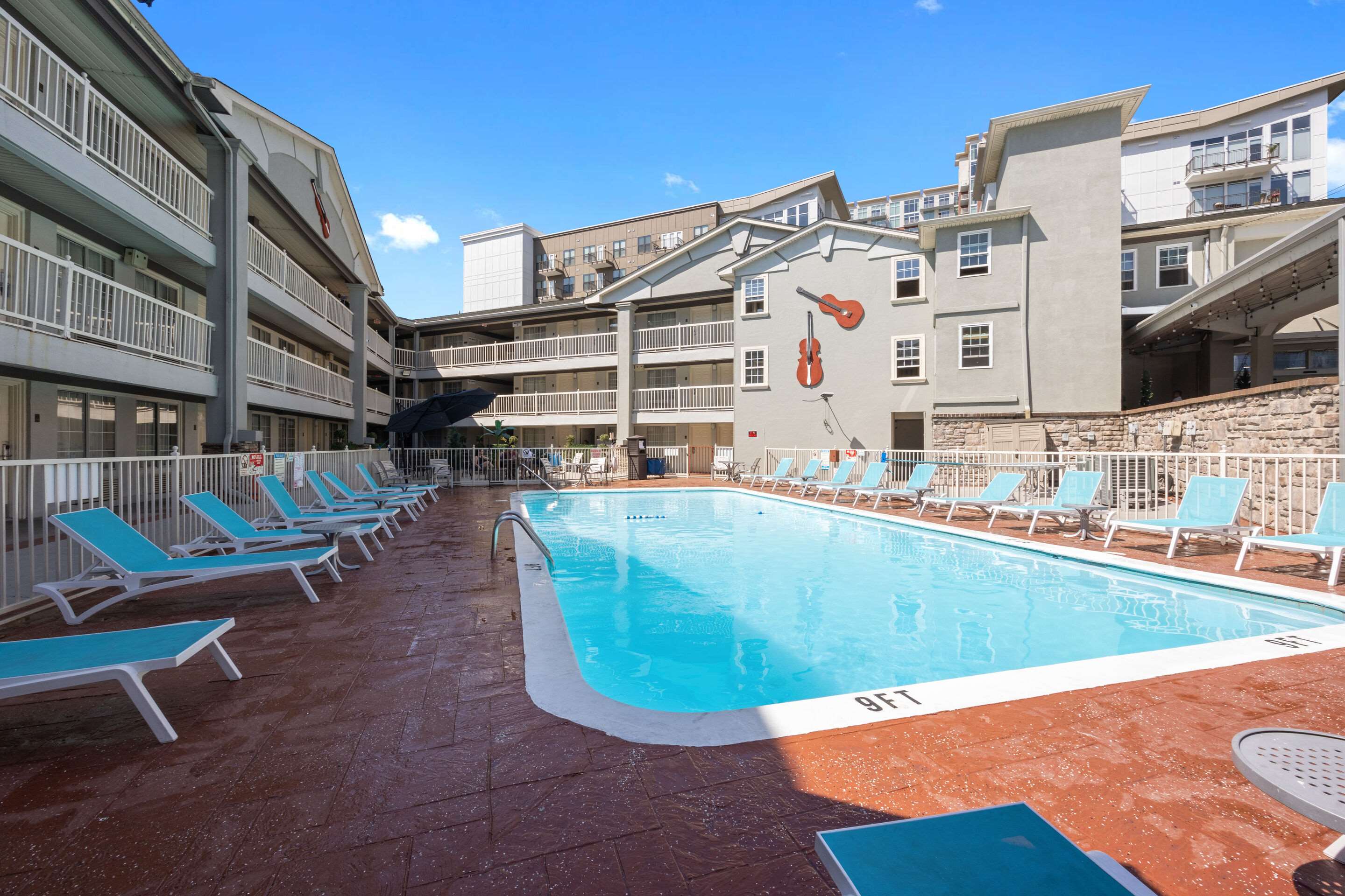 Outdoor pool | Comfort Inn Downtown Nashville/Vanderbilt