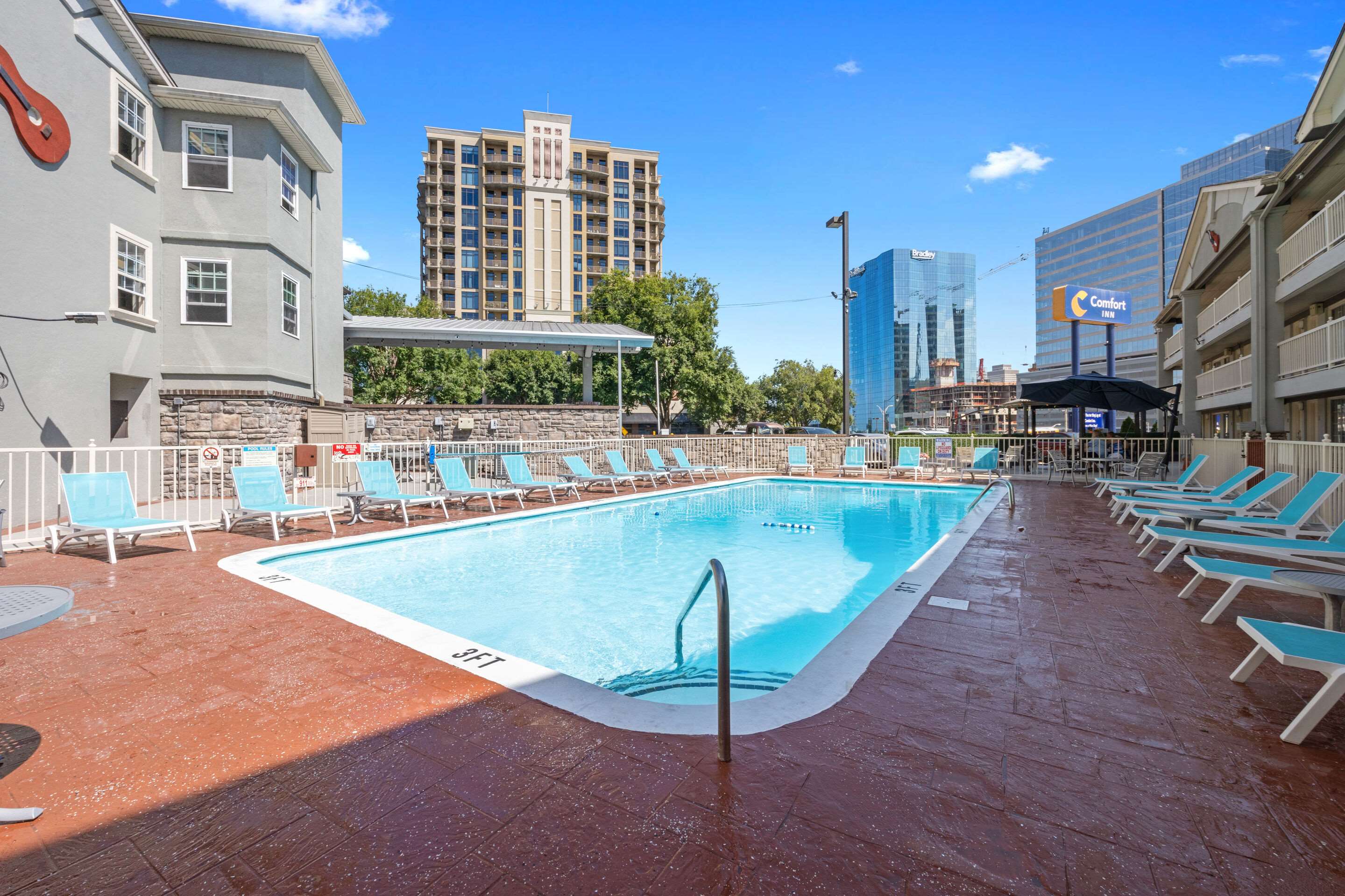 Outdoor pool | Comfort Inn Downtown Nashville/Vanderbilt
