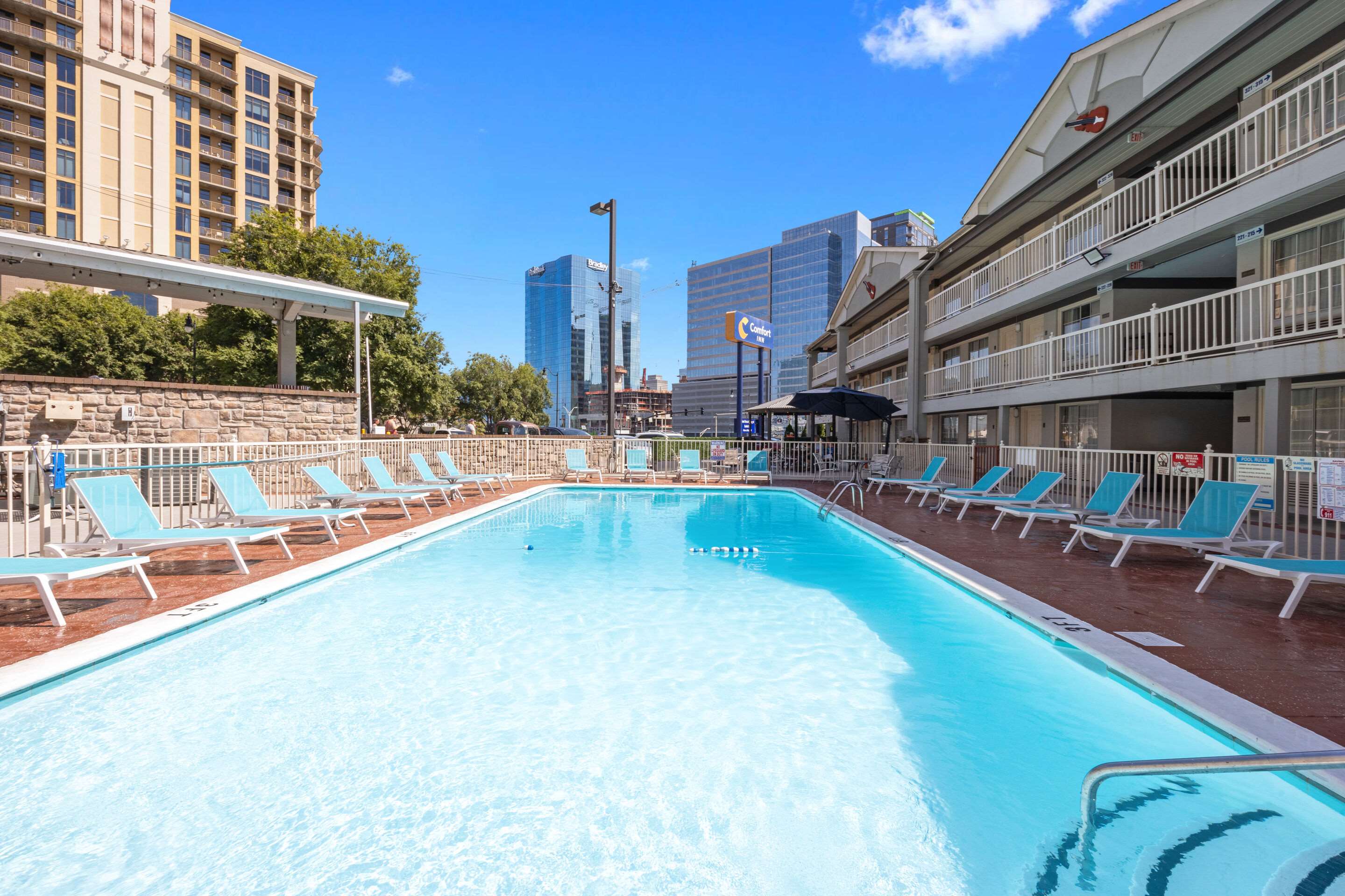 Outdoor pool | Comfort Inn Downtown Nashville/Vanderbilt