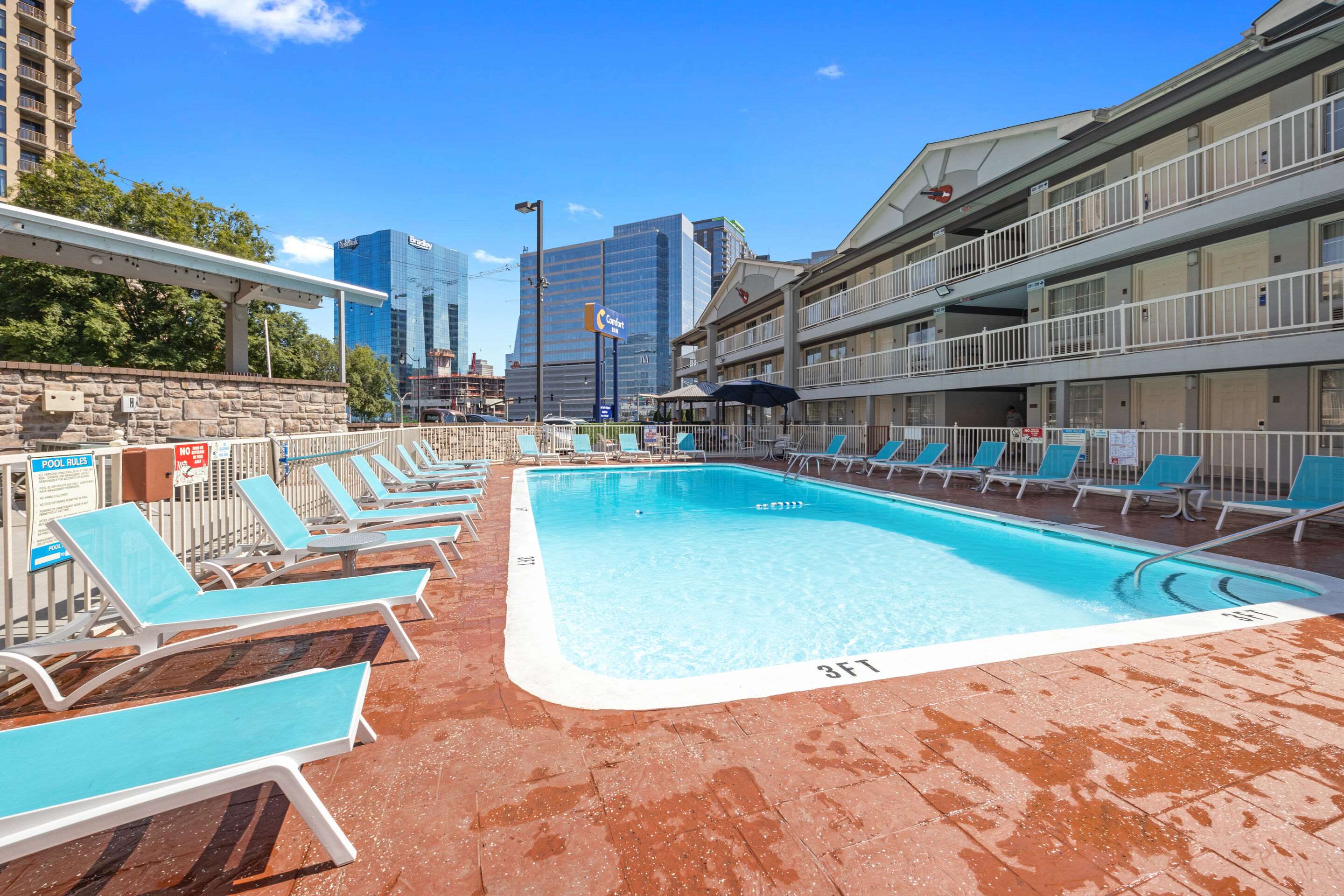 Outdoor pool | Comfort Inn Downtown Nashville/Vanderbilt