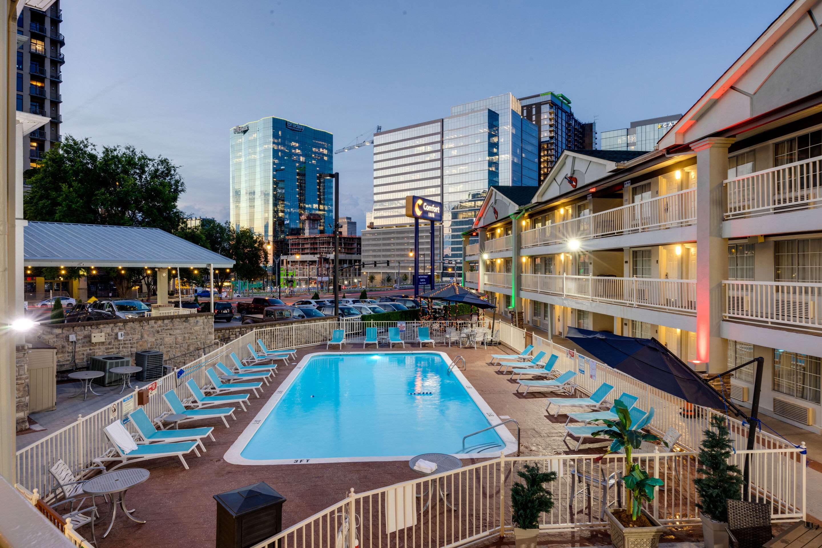 Outdoor pool | Comfort Inn Downtown Nashville/Vanderbilt