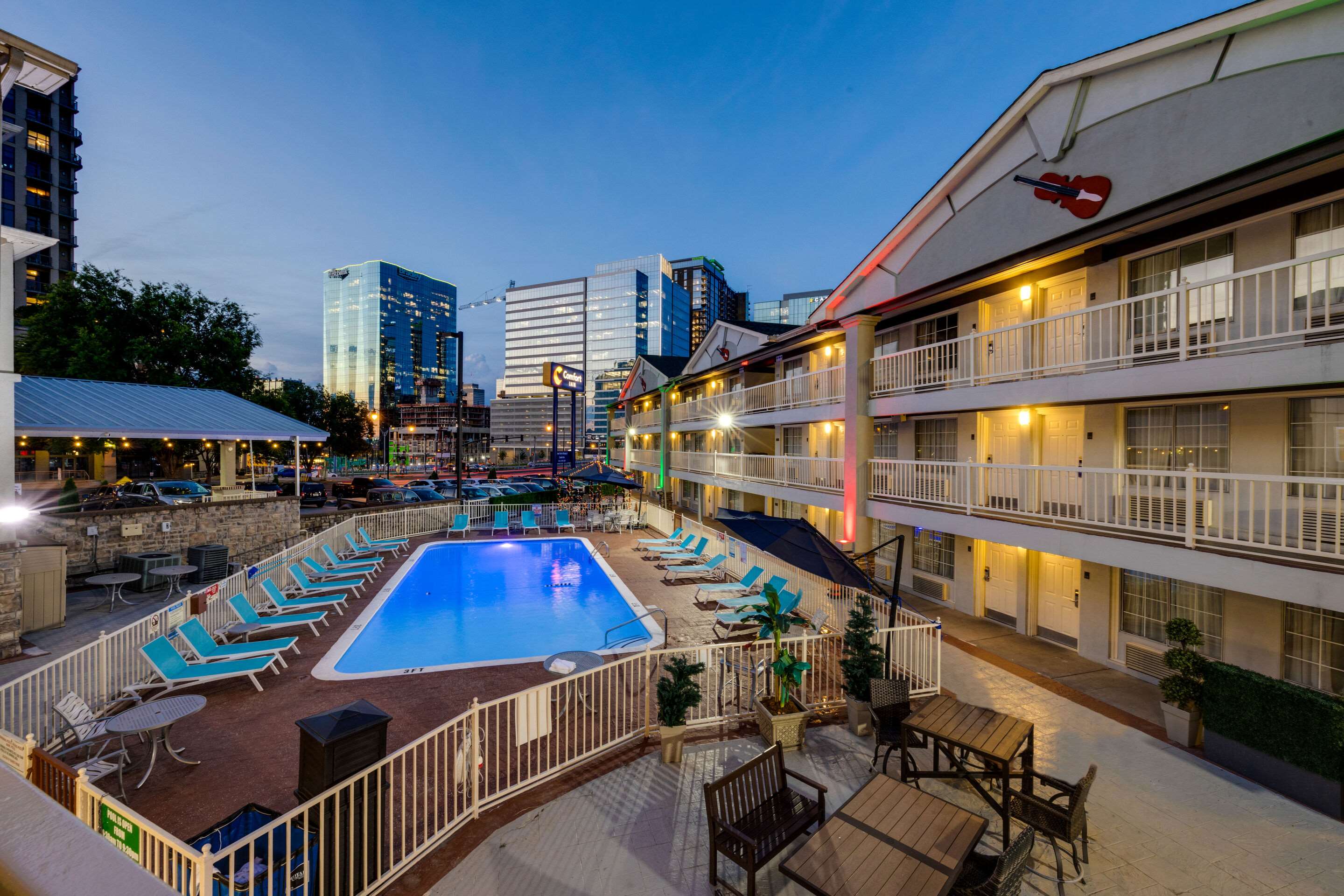 Outdoor pool | Comfort Inn Downtown Nashville/Vanderbilt
