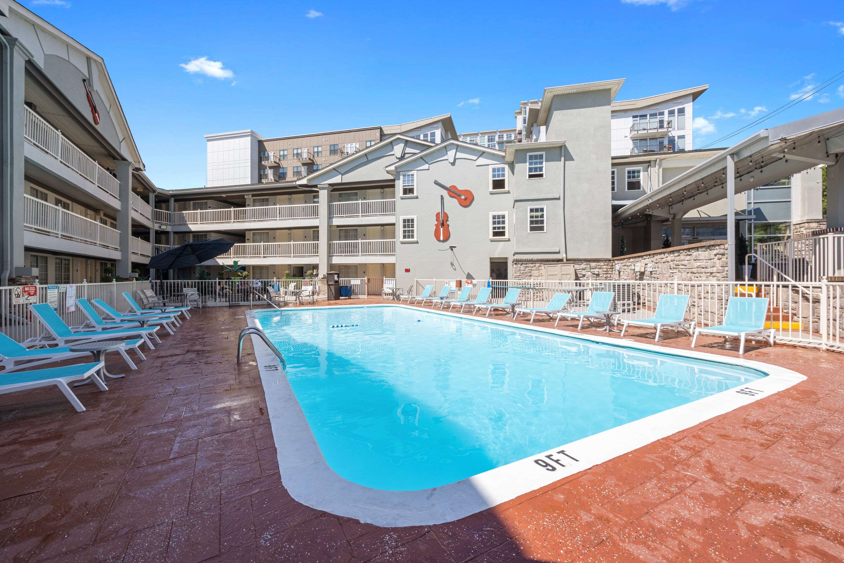 Outdoor pool | Comfort Inn Downtown Nashville/Vanderbilt