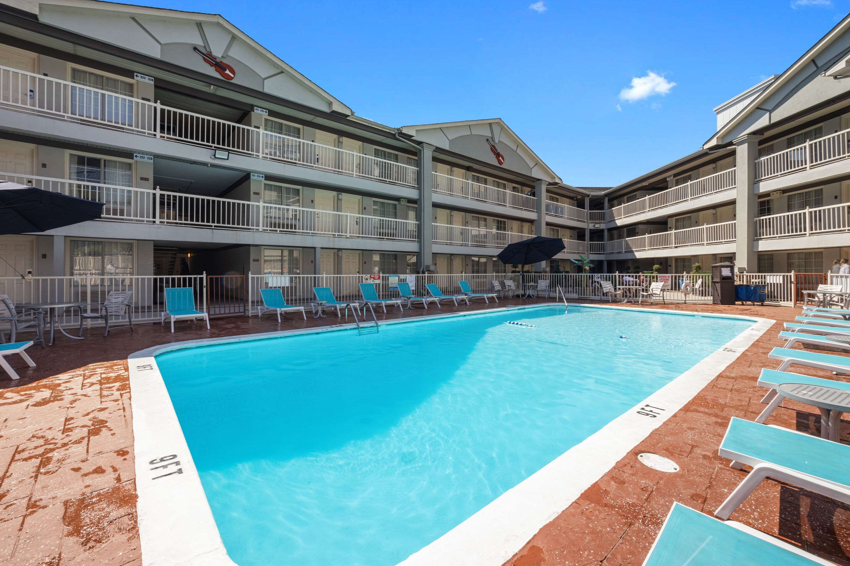 Outdoor pool | Comfort Inn Downtown Nashville/Vanderbilt