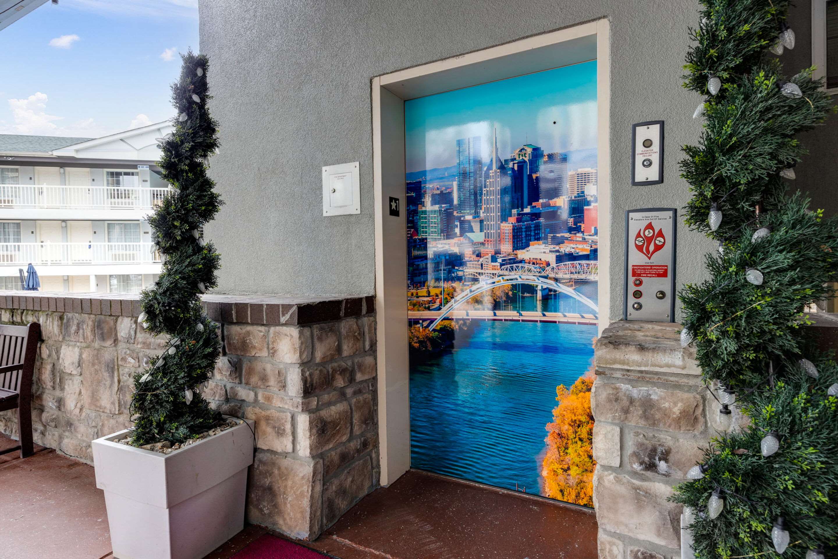 Hotel entrance | Comfort Inn Downtown Nashville/Vanderbilt