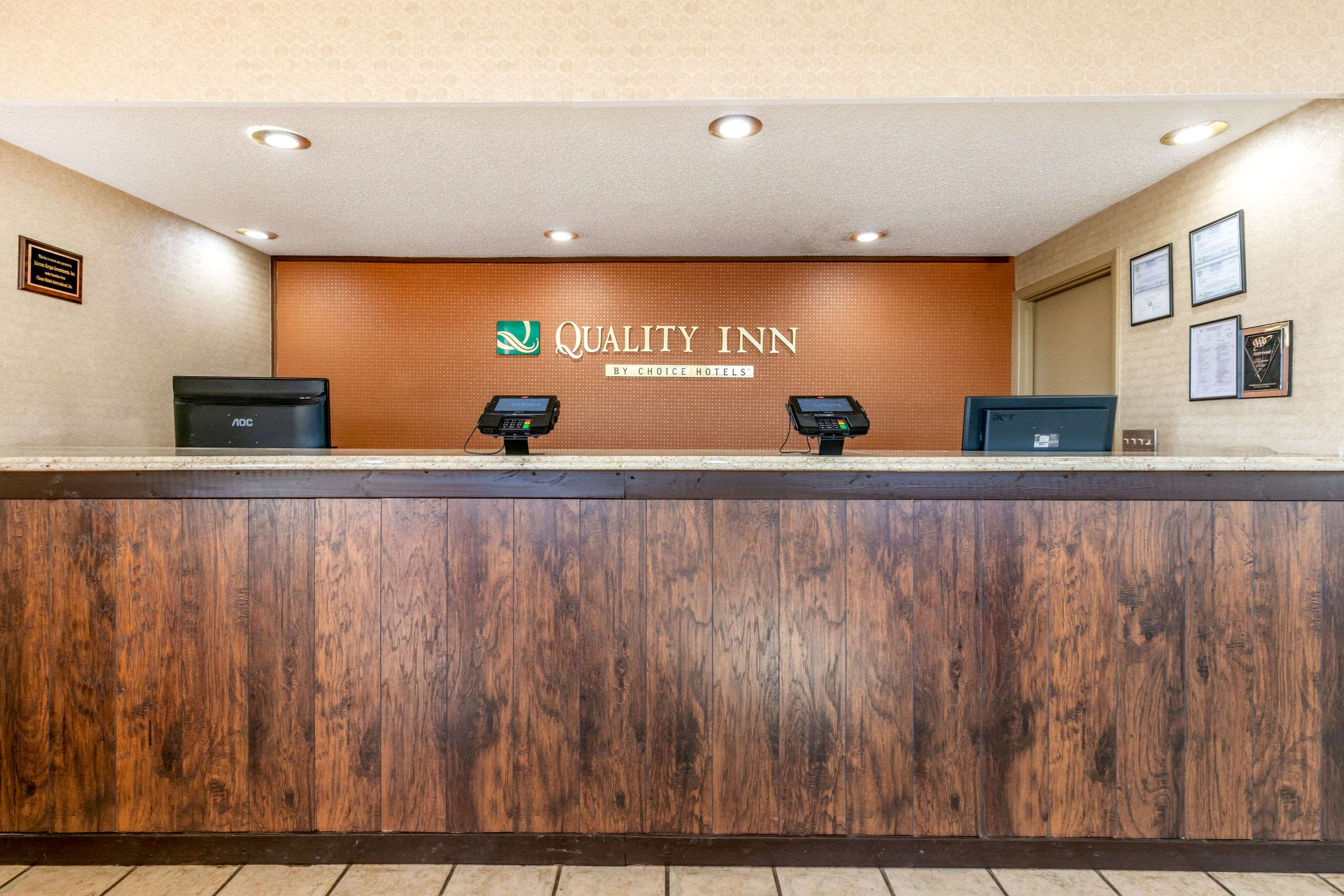Front desk | Quality Inn