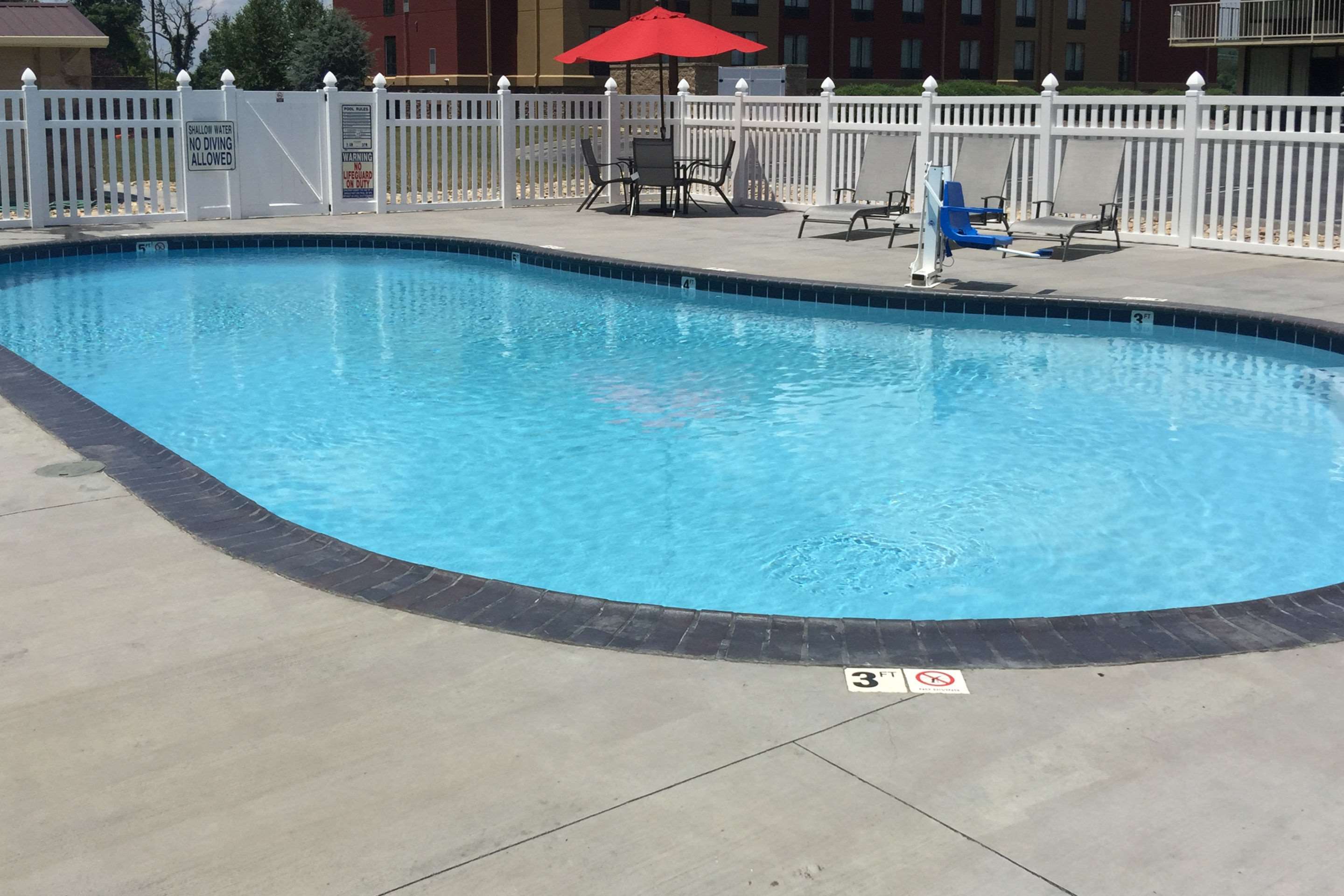Outdoor pool | Quality Inn Kodak Sevierville