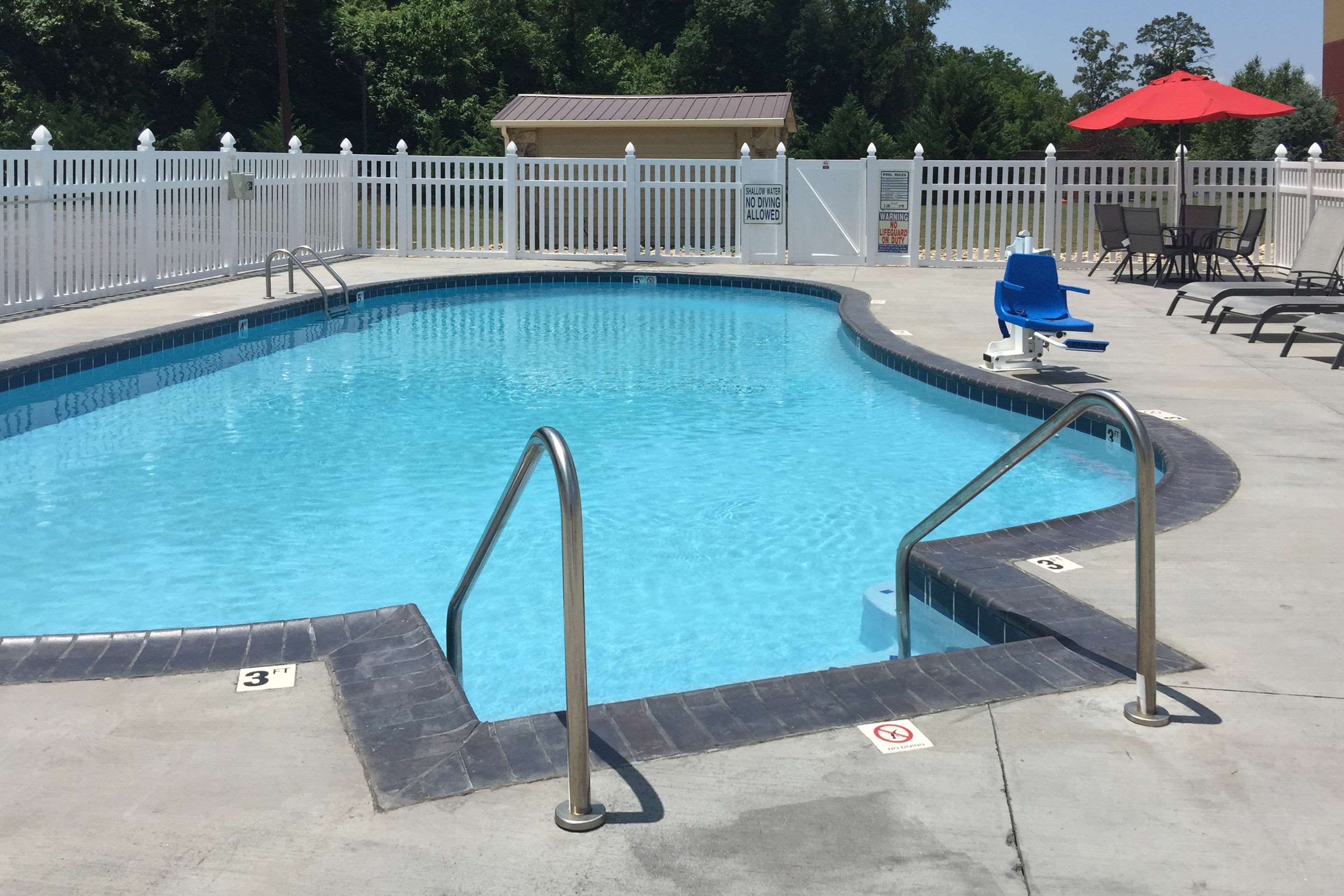 Outdoor pool | Quality Inn Kodak Sevierville