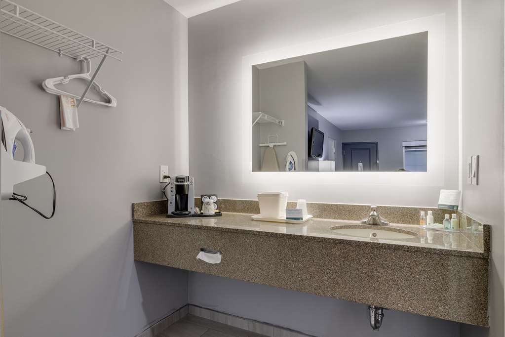 QUALITY INN KODAK SEVIERVILLE-guestroom-Guest Room,Bathroom,On-Site.jpg