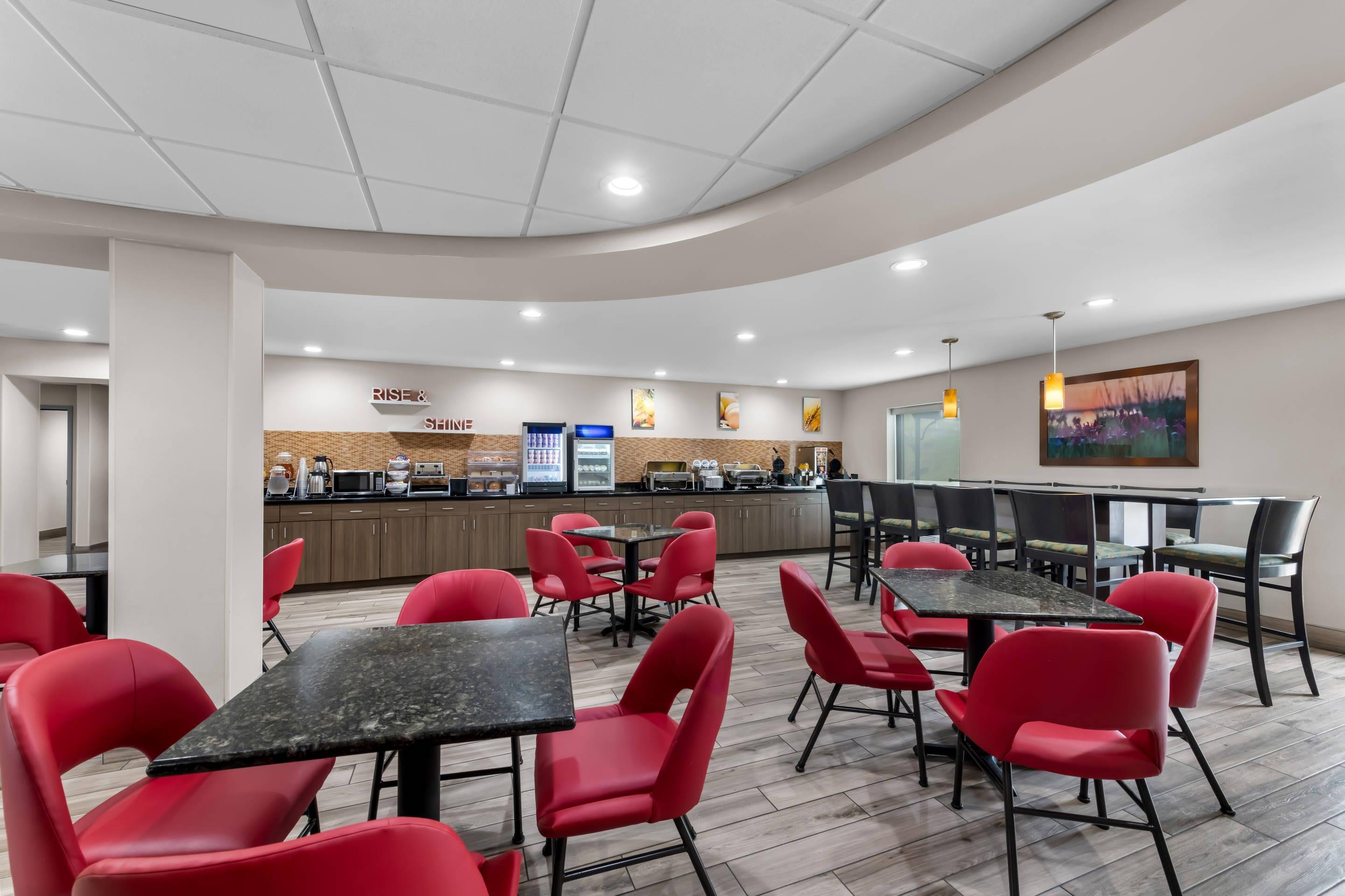 Enjoy breakfast in this seating area | Comfort Suites Knoxville West - Farragut