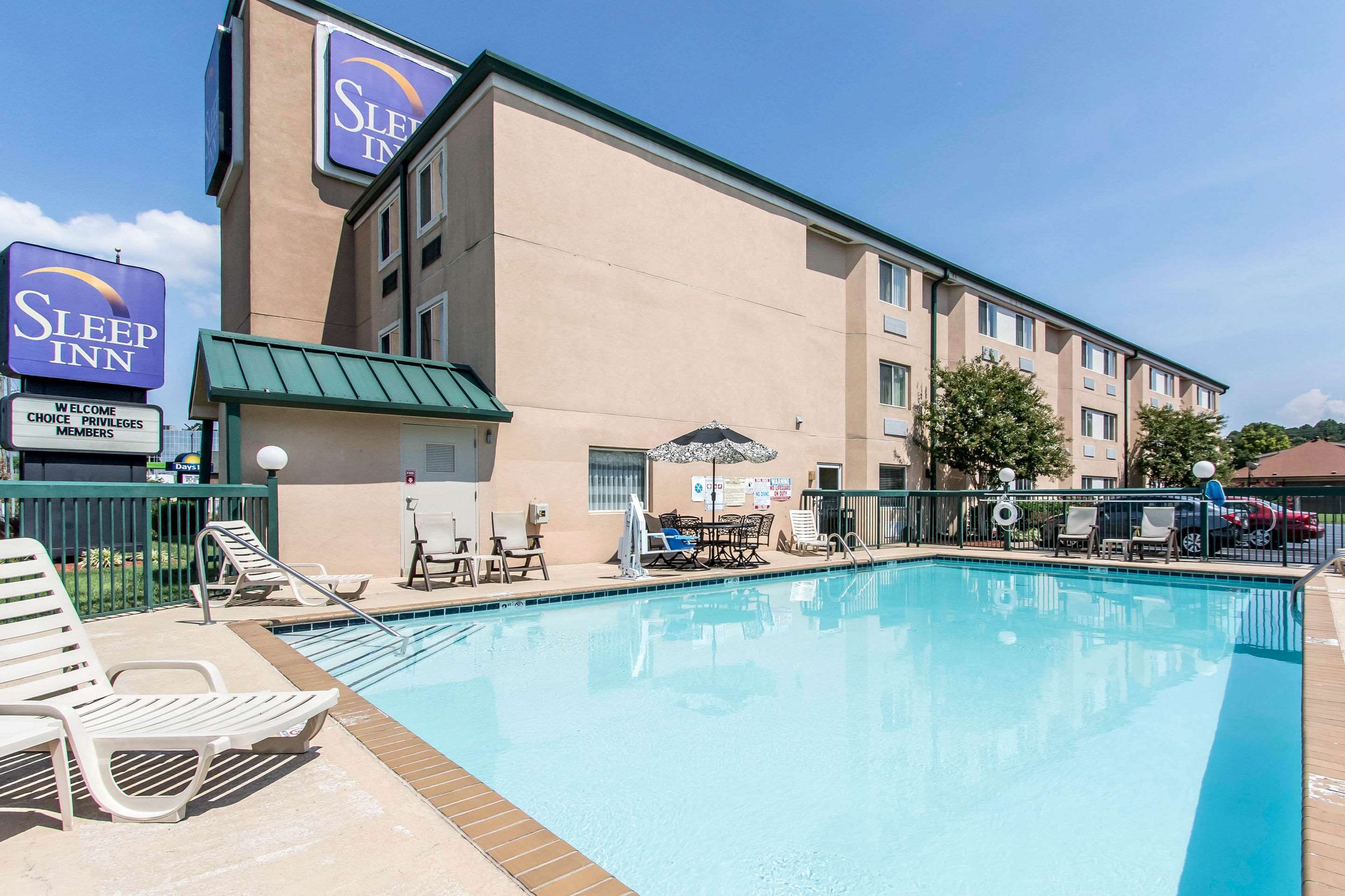 Outdoor pool | Sleep Inn
