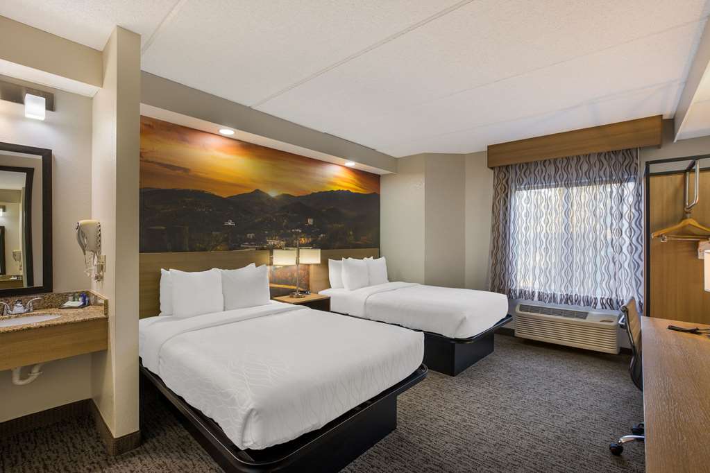 CLARION POINTE SEVIERVILLE-PIGEON F-guestroom-Guest Room,On-Site.jpg