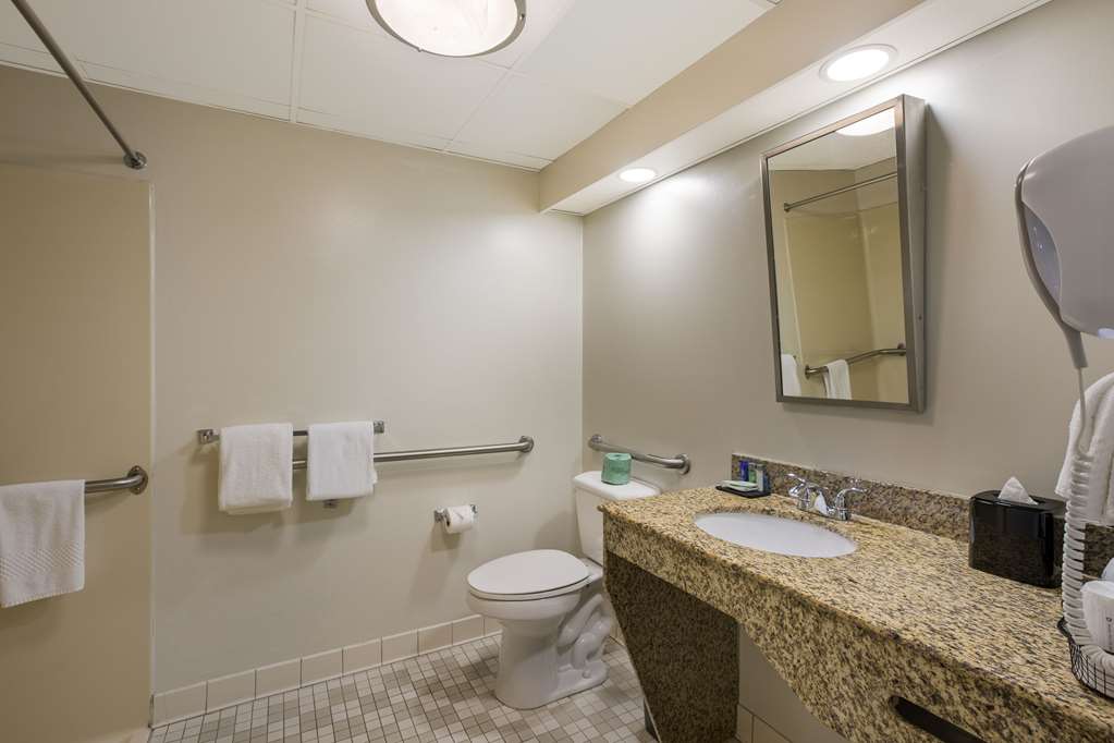 CLARION POINTE SEVIERVILLE-PIGEON F-guestroom-Guest Room,Bathroom,On-Site.jpg