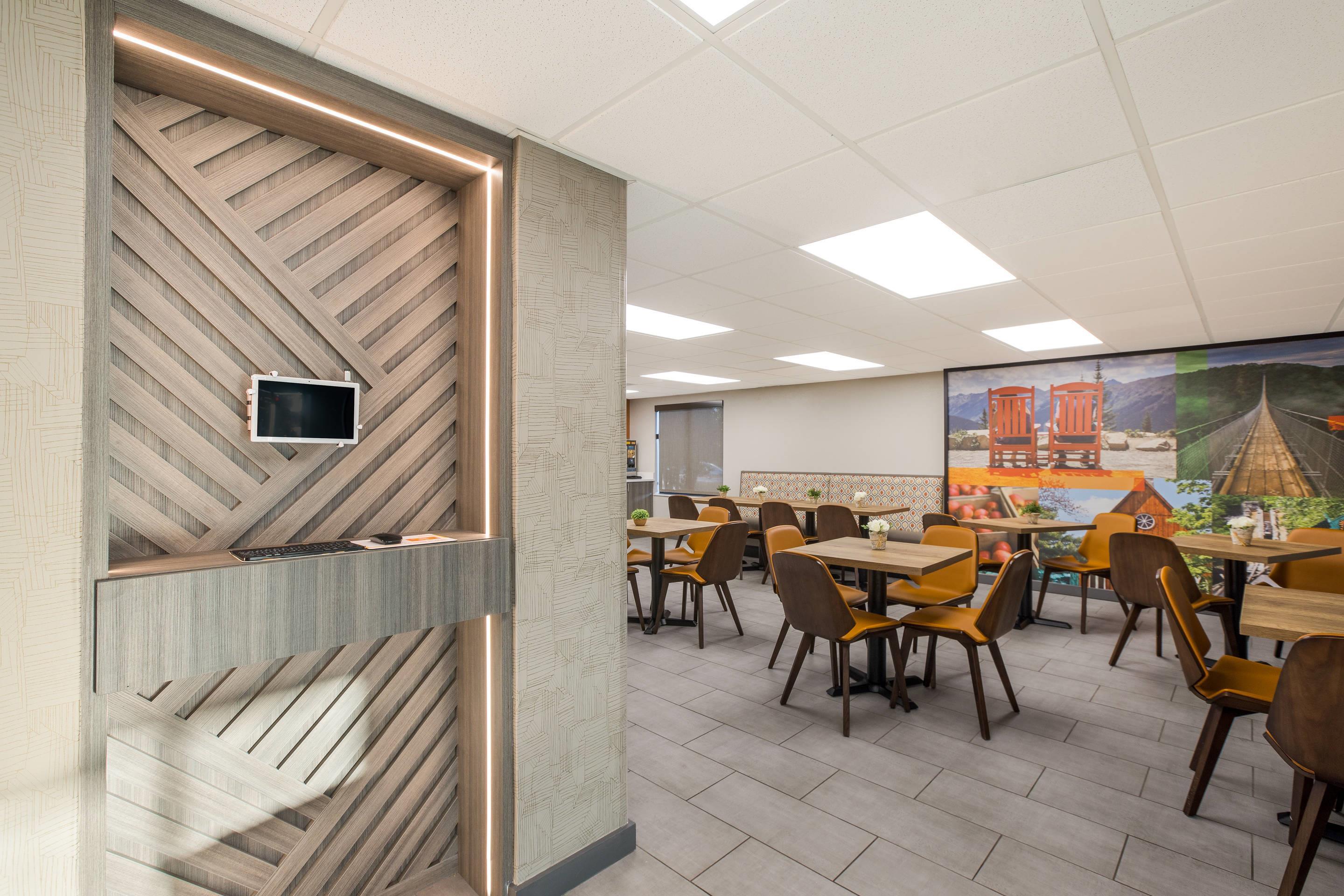 Breakfast area | Clarion Pointe Sevierville-Pigeon Forge