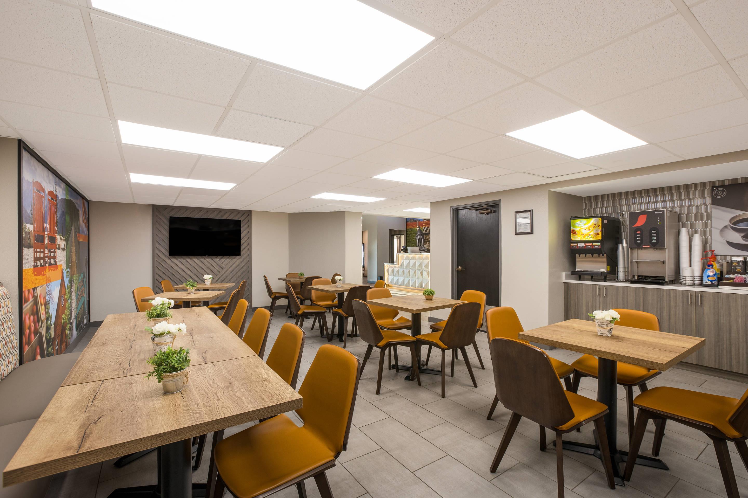 Breakfast area | Clarion Pointe Sevierville-Pigeon Forge