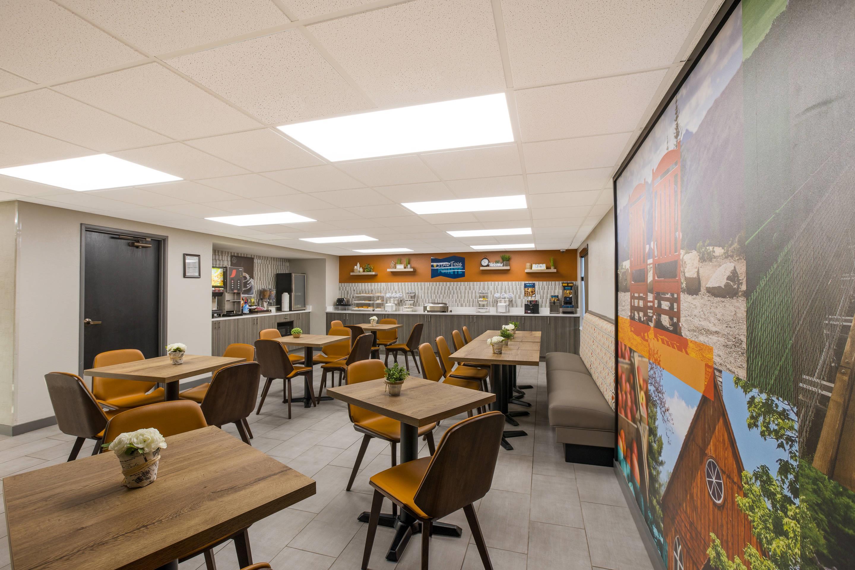 Breakfast area | Clarion Pointe Sevierville-Pigeon Forge