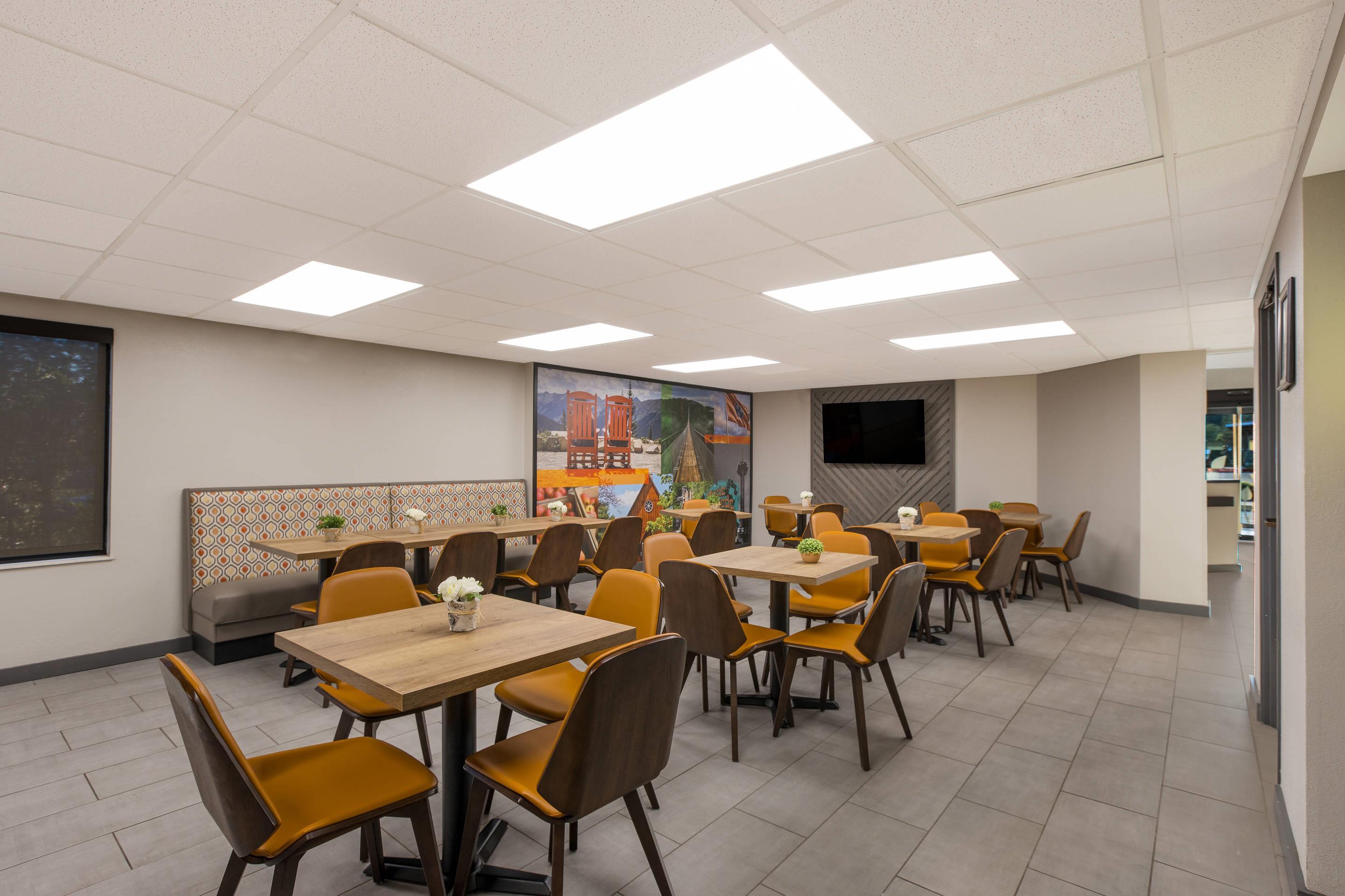 Breakfast area | Clarion Pointe Sevierville-Pigeon Forge