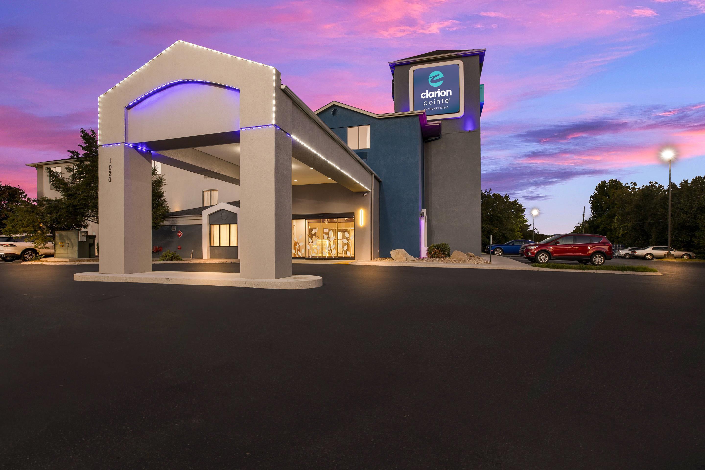 Hotel at night | Clarion Pointe Sevierville-Pigeon Forge