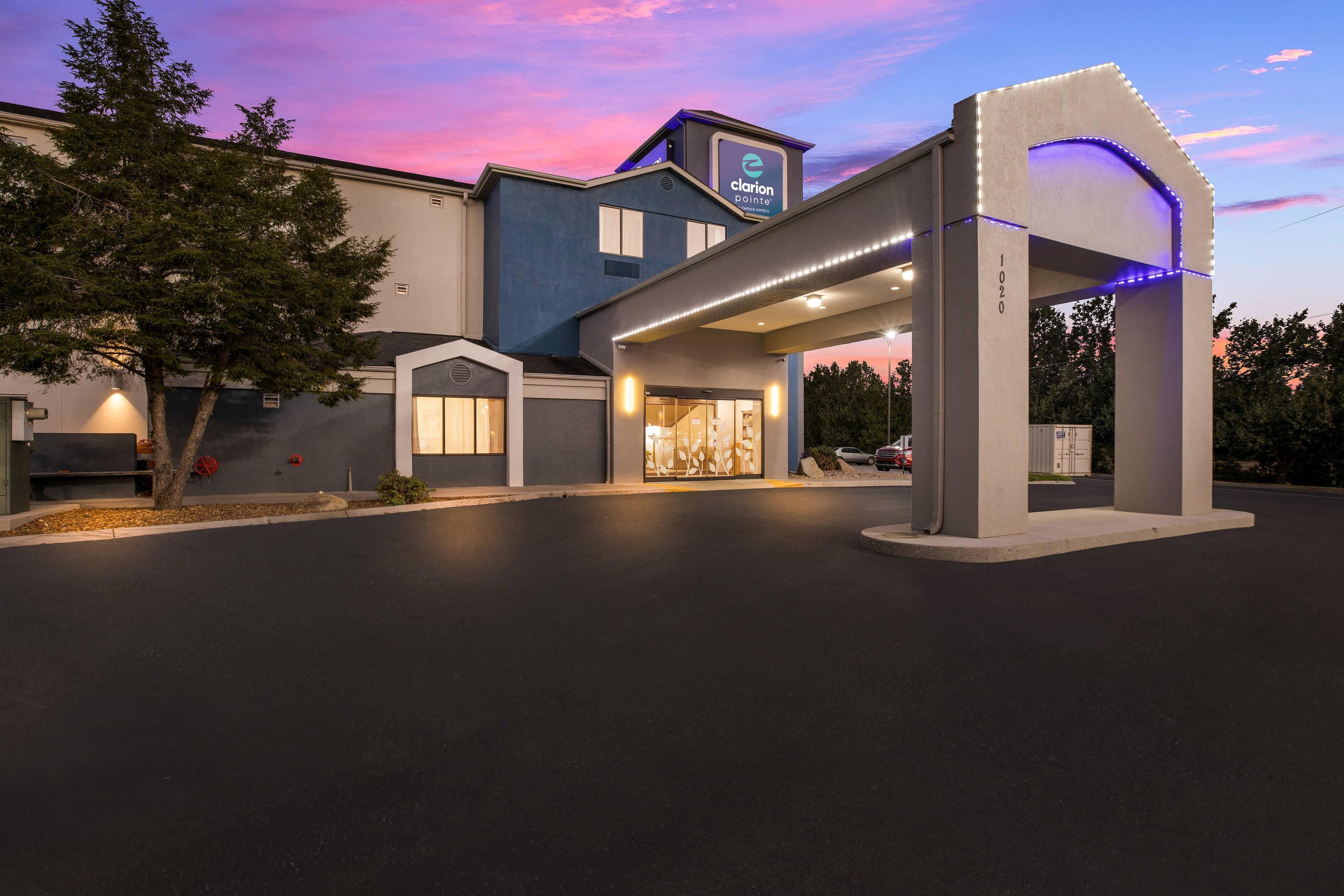 Hotel at night | Clarion Pointe Sevierville-Pigeon Forge