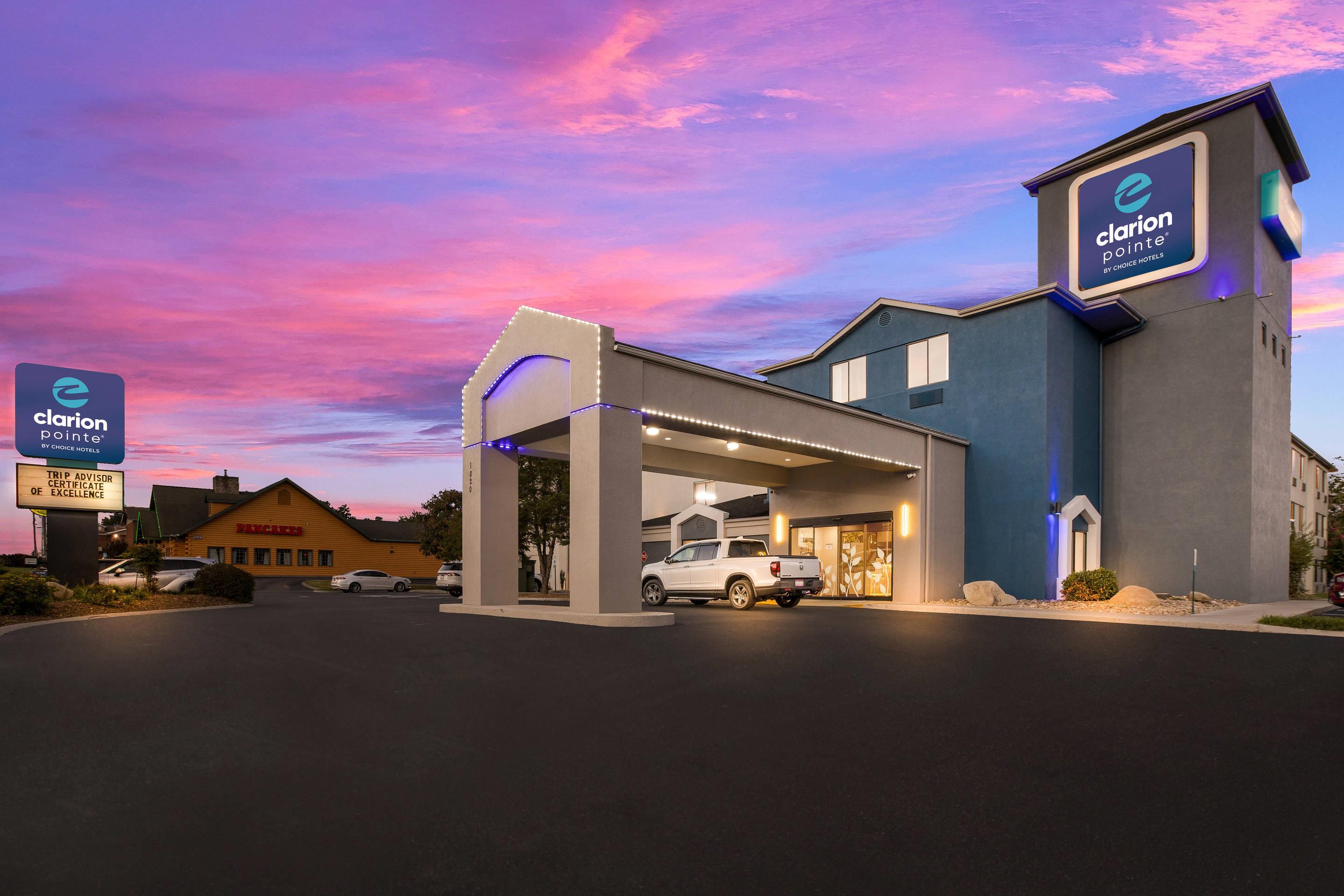 Hotel at night | Clarion Pointe Sevierville-Pigeon Forge