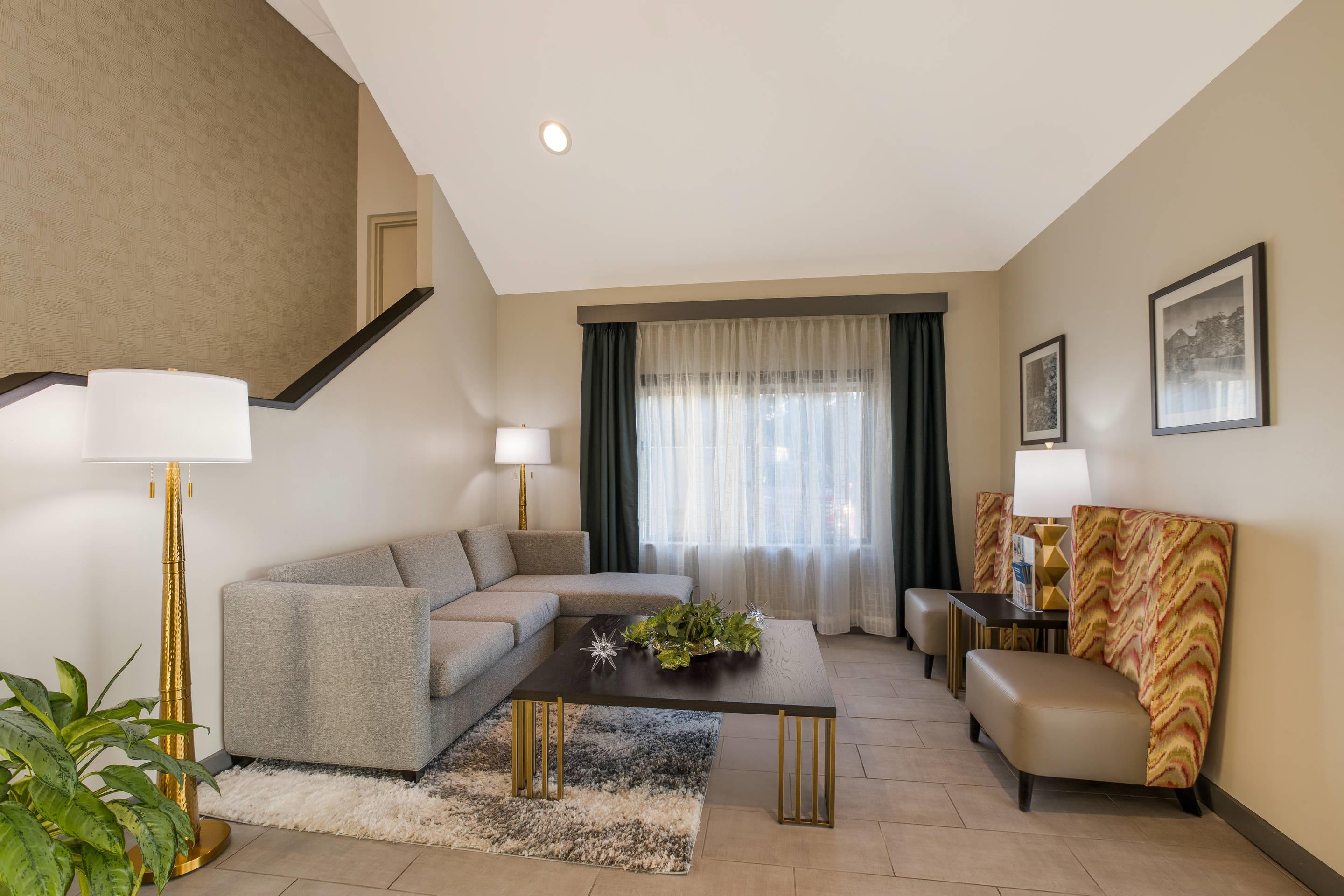 Lobby with sitting area | Clarion Pointe Sevierville-Pigeon Forge
