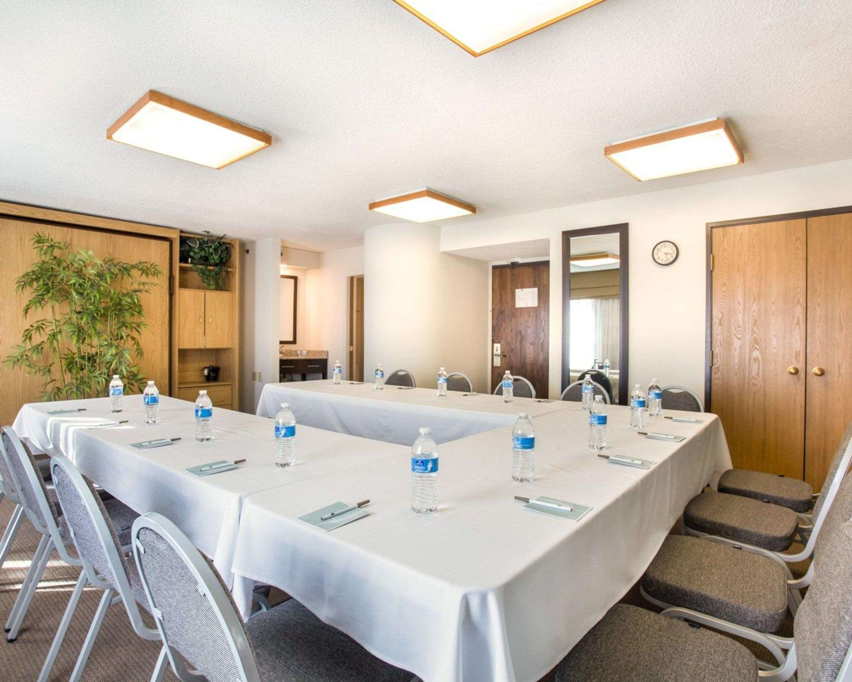 Meeting room with u-shaped setup