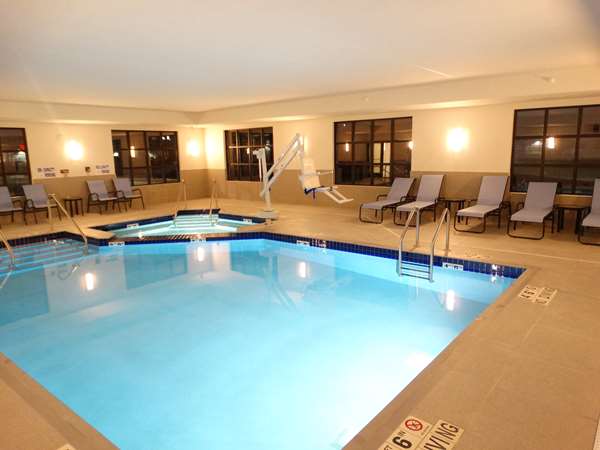 Pool - Best Western Plus Richmond Inn