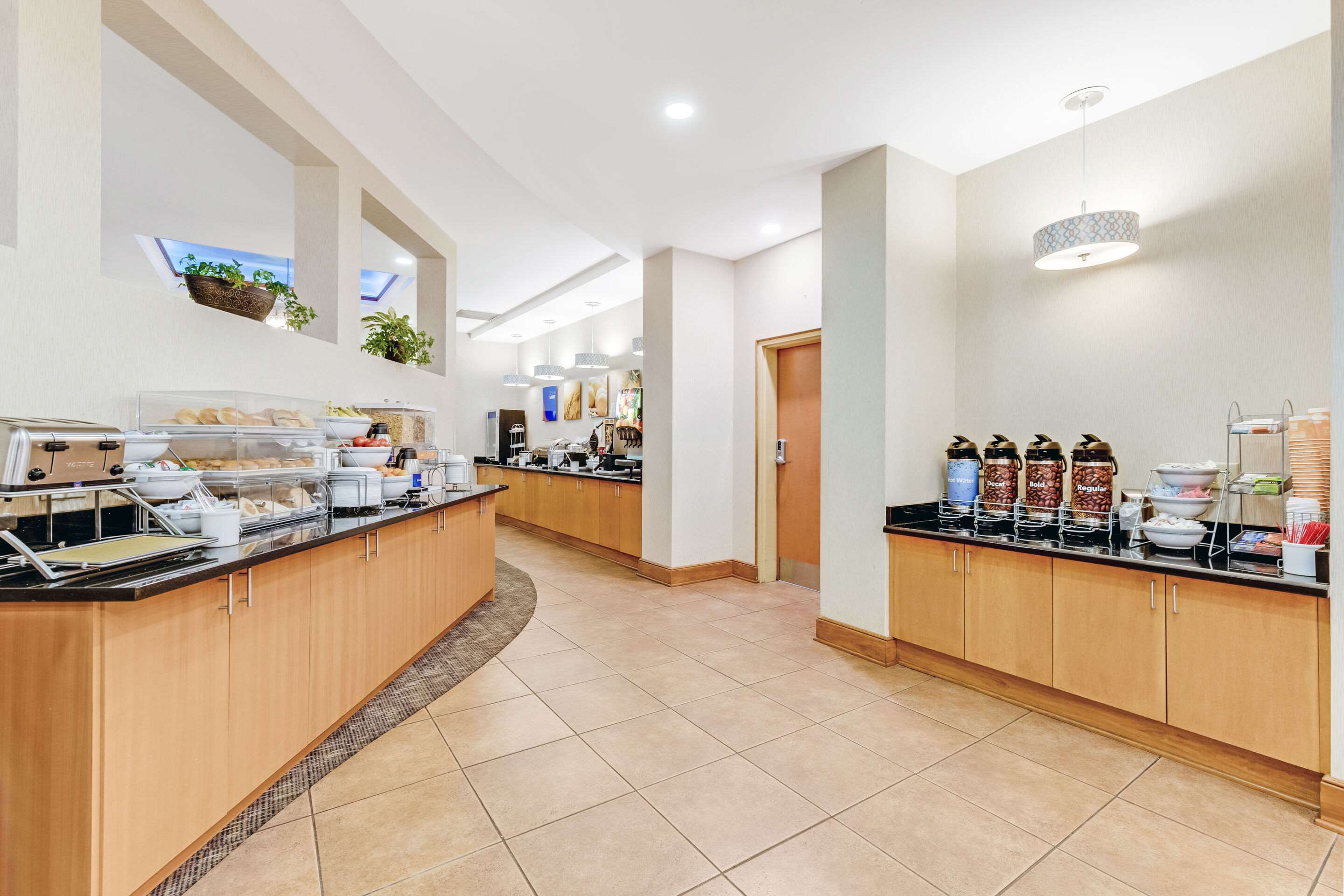 Breakfast area | Comfort Suites Murfreesboro