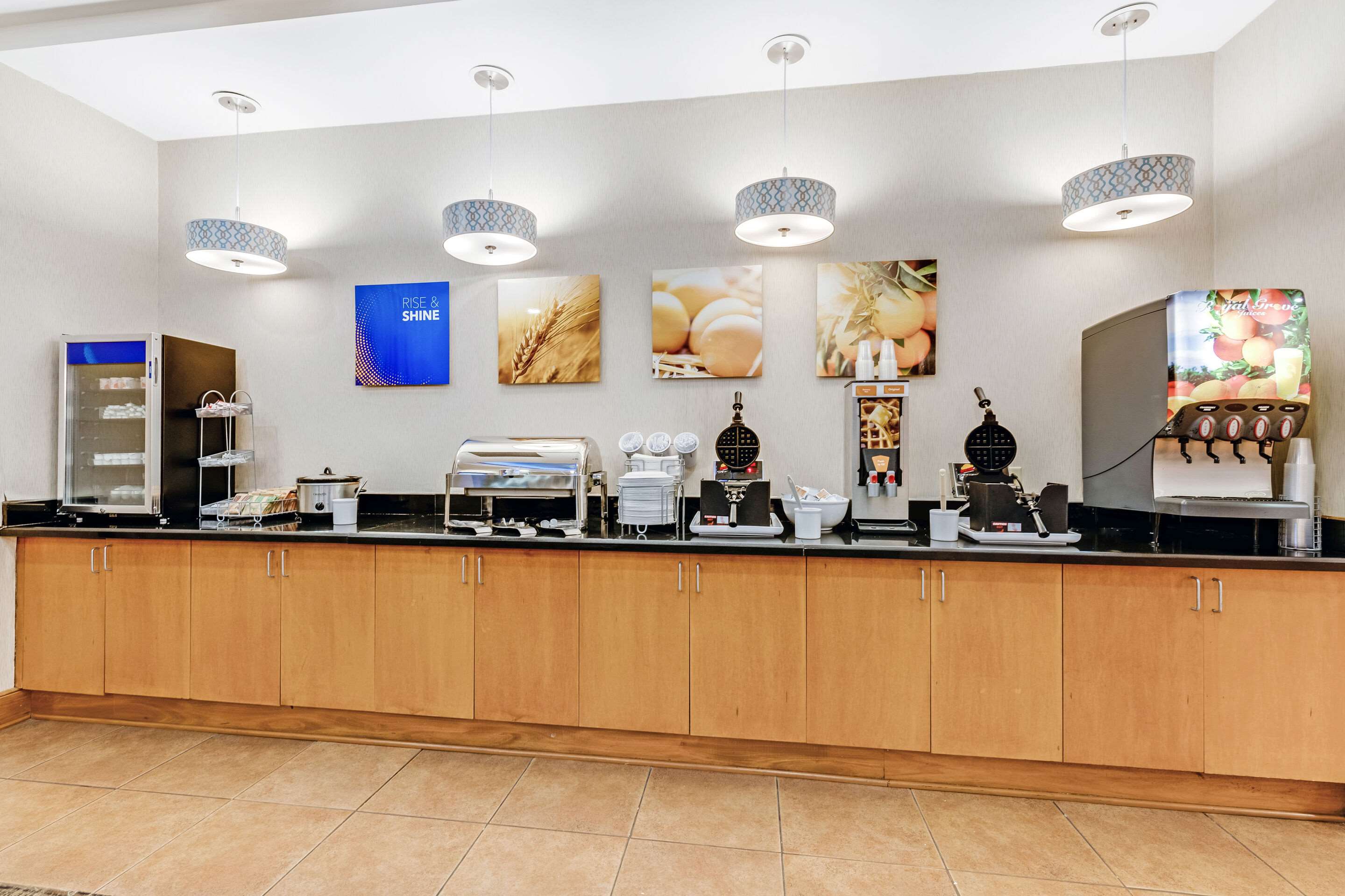 Breakfast area | Comfort Suites Murfreesboro