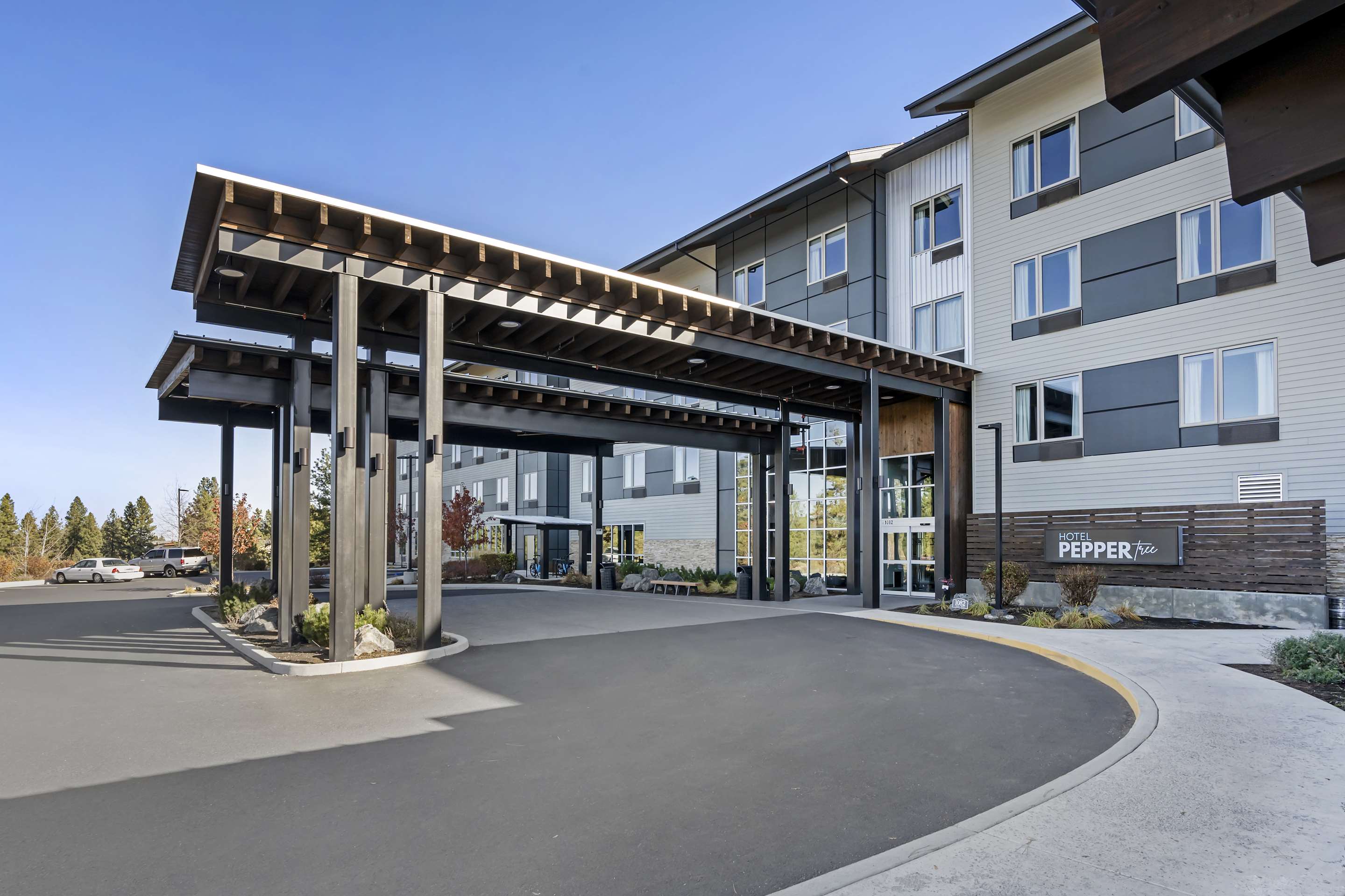 Front Entrance | Hotel Peppertree Bend, BW Premier Collection