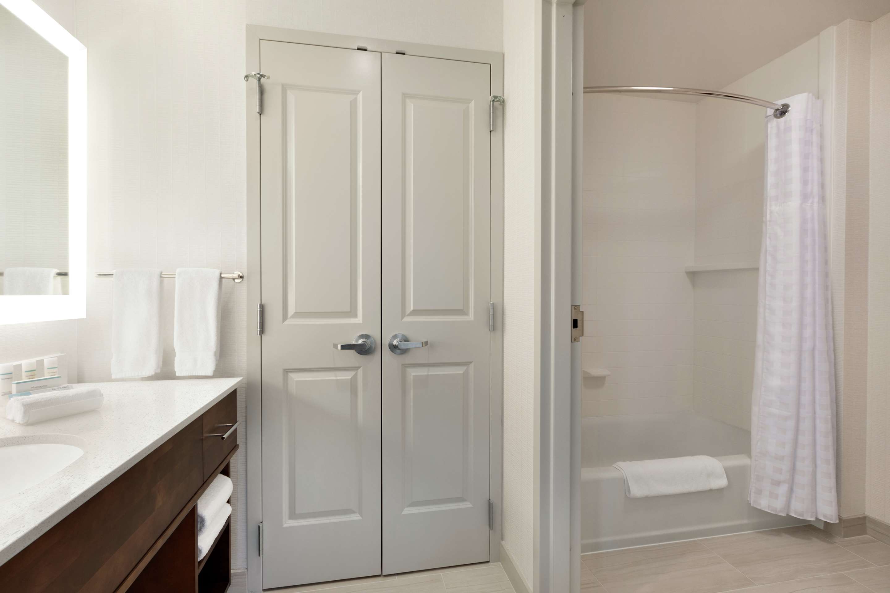Guest room bath